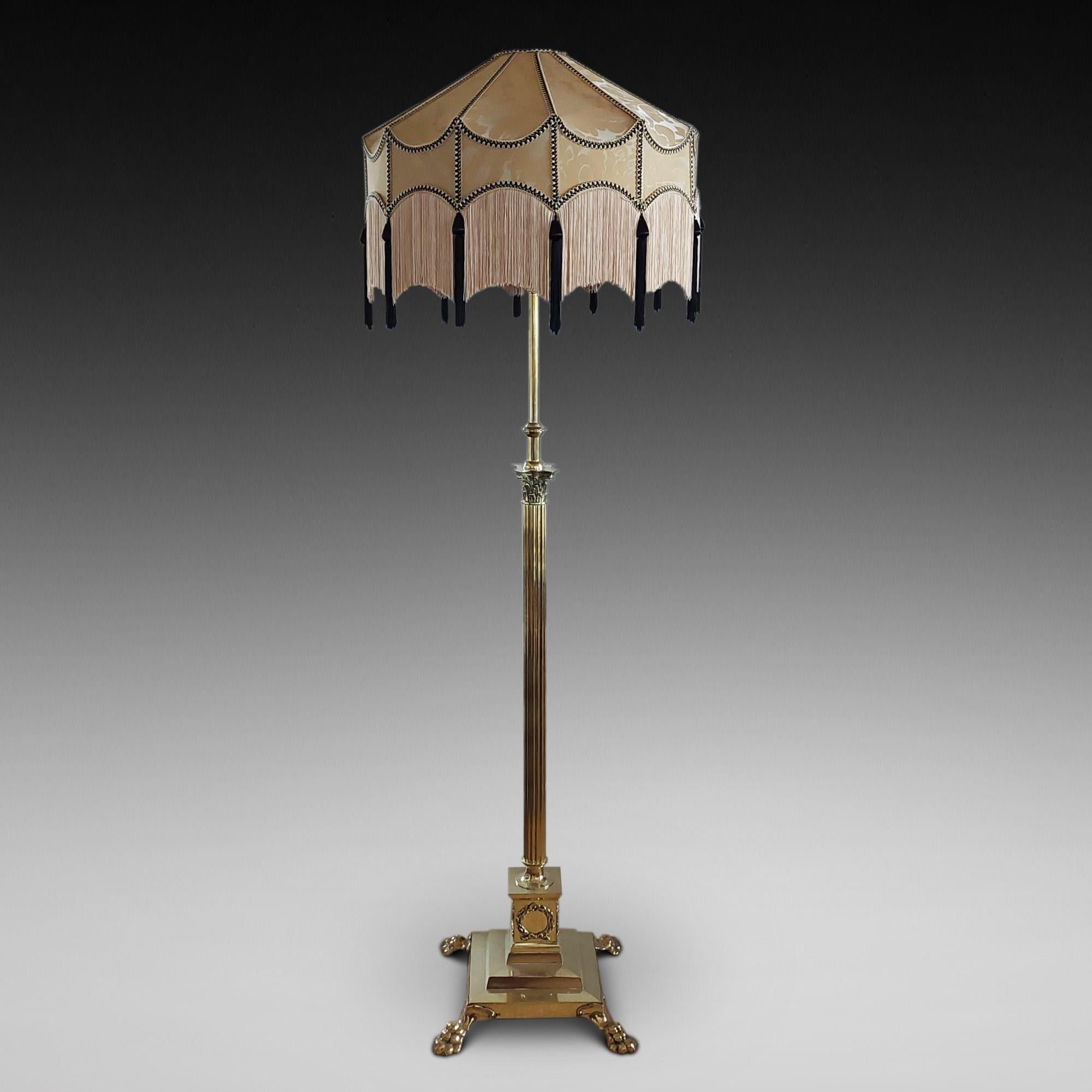 Paar ausziehbare Lampenständer aus Messing aus dem späten 19. Jahrhundert in neoklassizistischer korinthischer Form mit Lorbeerkranzverzierung und abgestuftem Sockel - umgewandelt in elektrische Lampen - 22