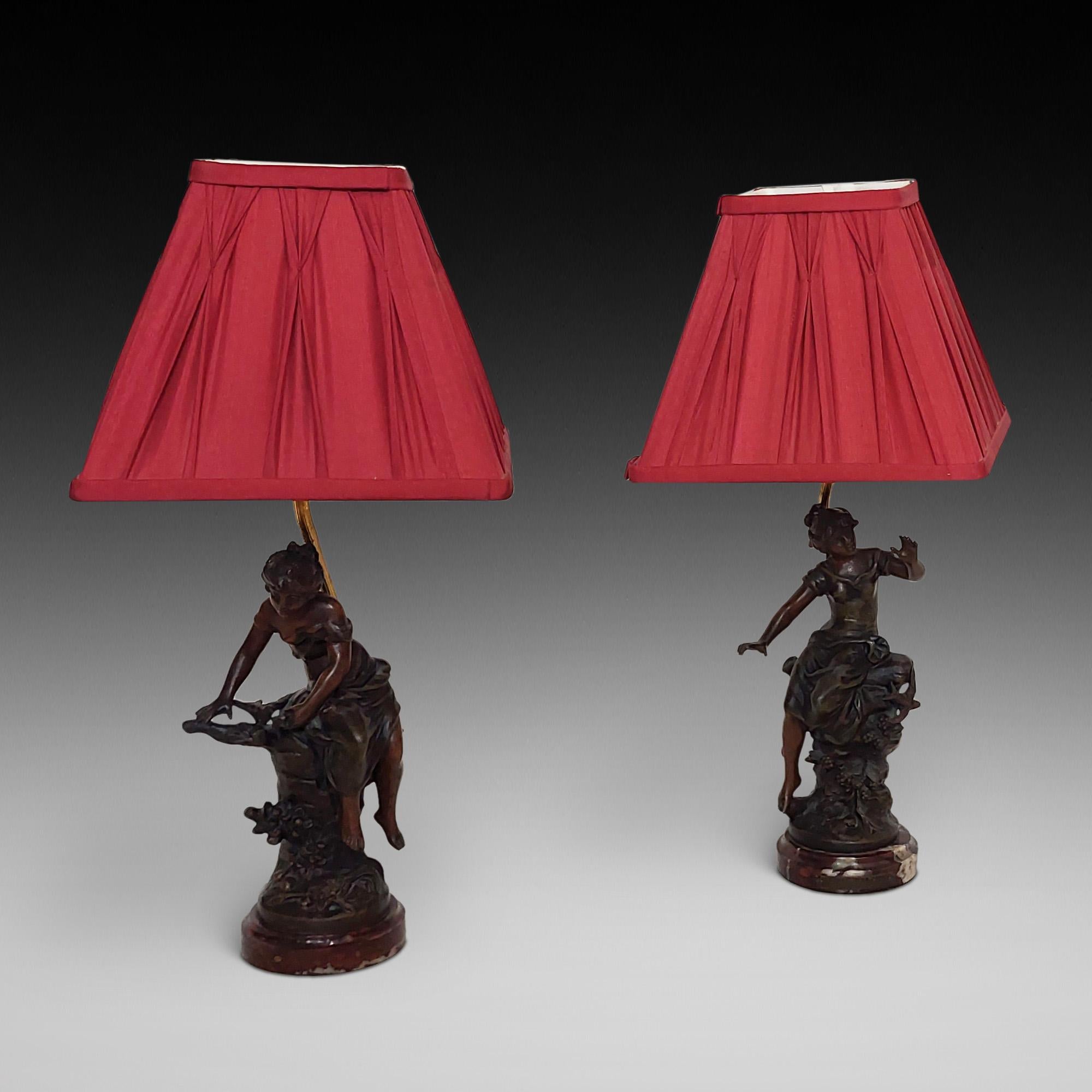Paar französische figurale Tischlampen aus Bronze aus dem späten 19. Jahrhundert - die Figuren nach F. Moreau (1858-1930), jede auf einem Marmorsockel - Durchmesser 8