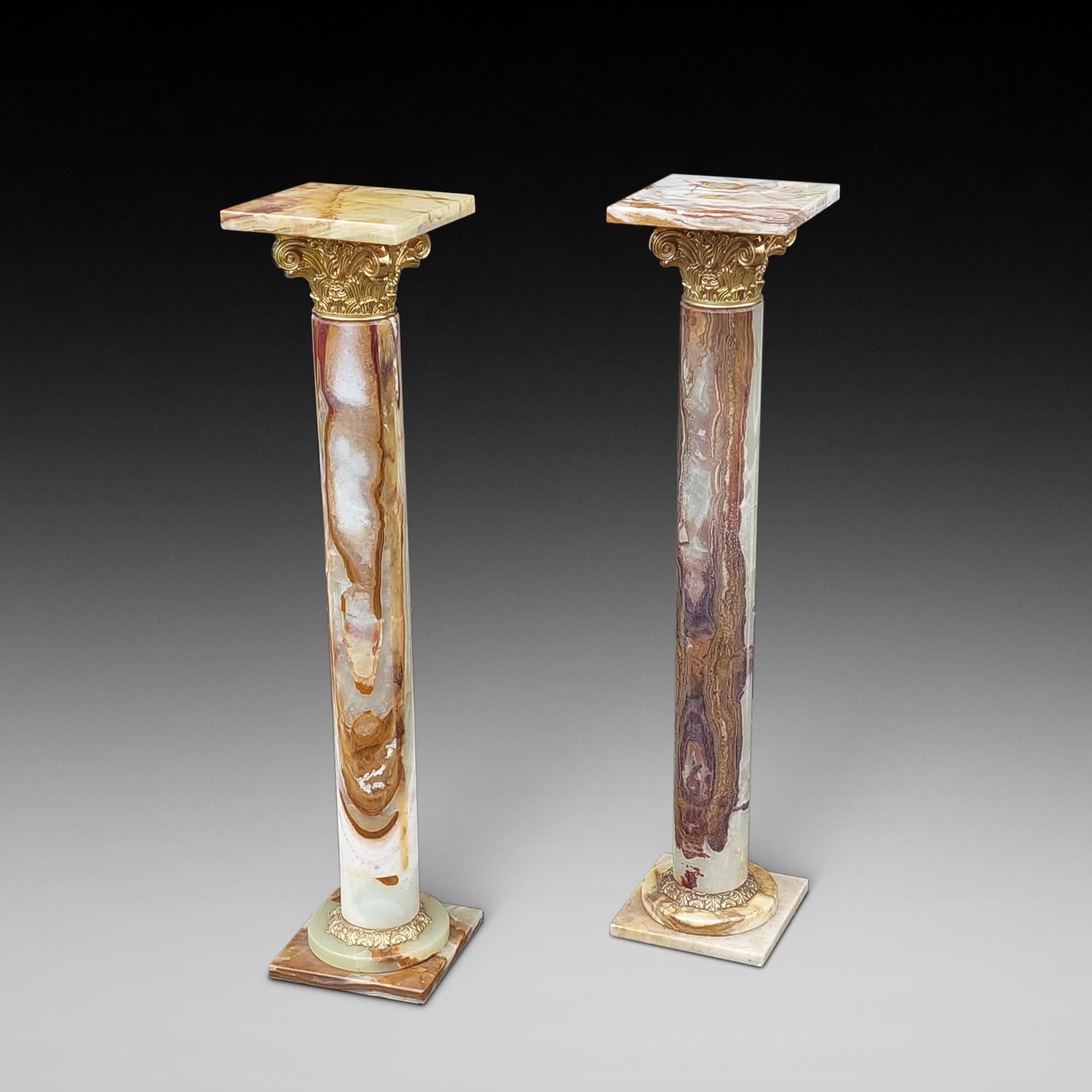 Pareja de columnas neoclásicas de ónice de finales del siglo XIX con capiteles y bases corintias de latón dorado, con remates y bases cuadradas - 36 