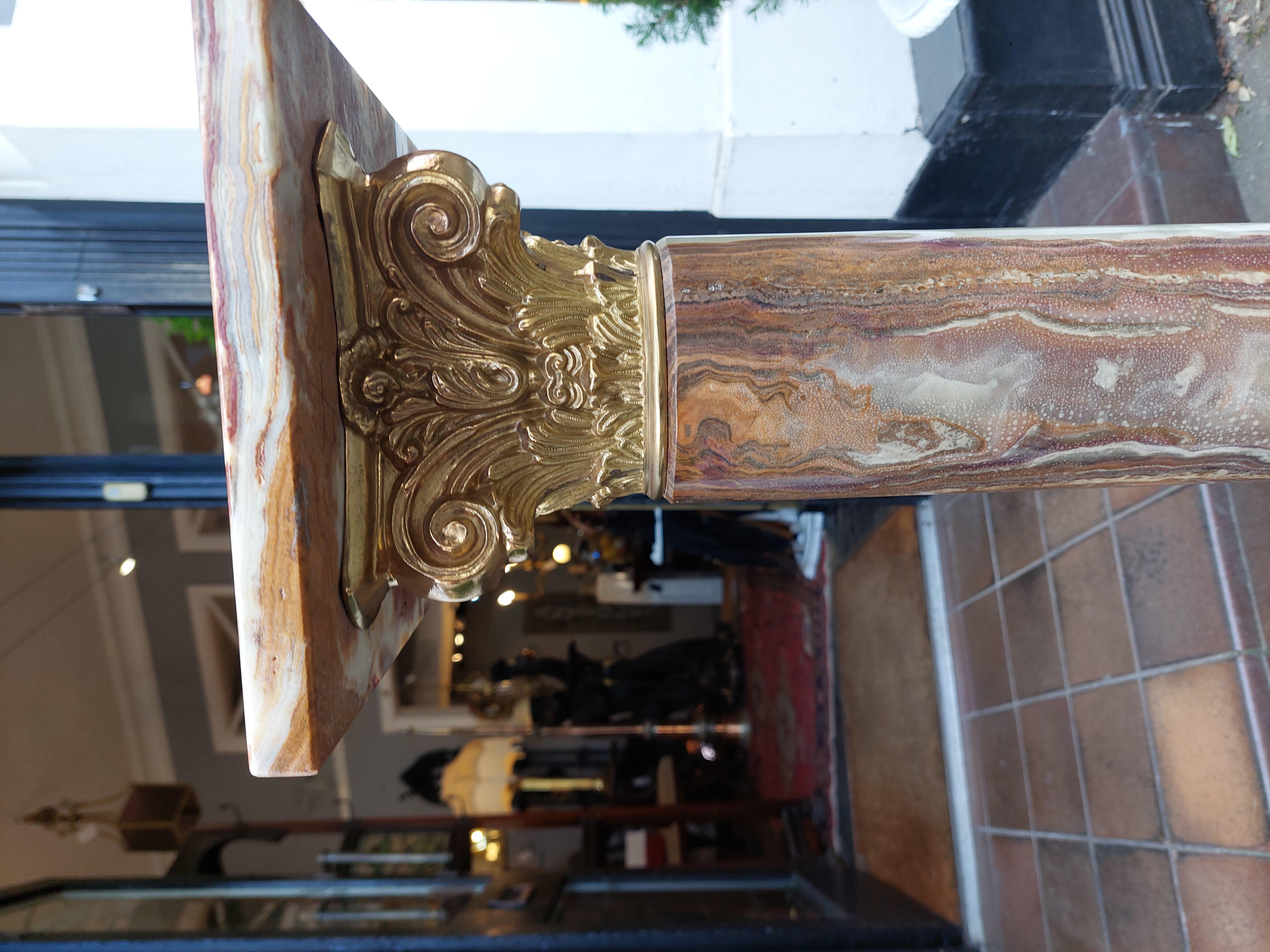 Pareja de columnas torchere de ónice de finales del siglo XIX en venta 1