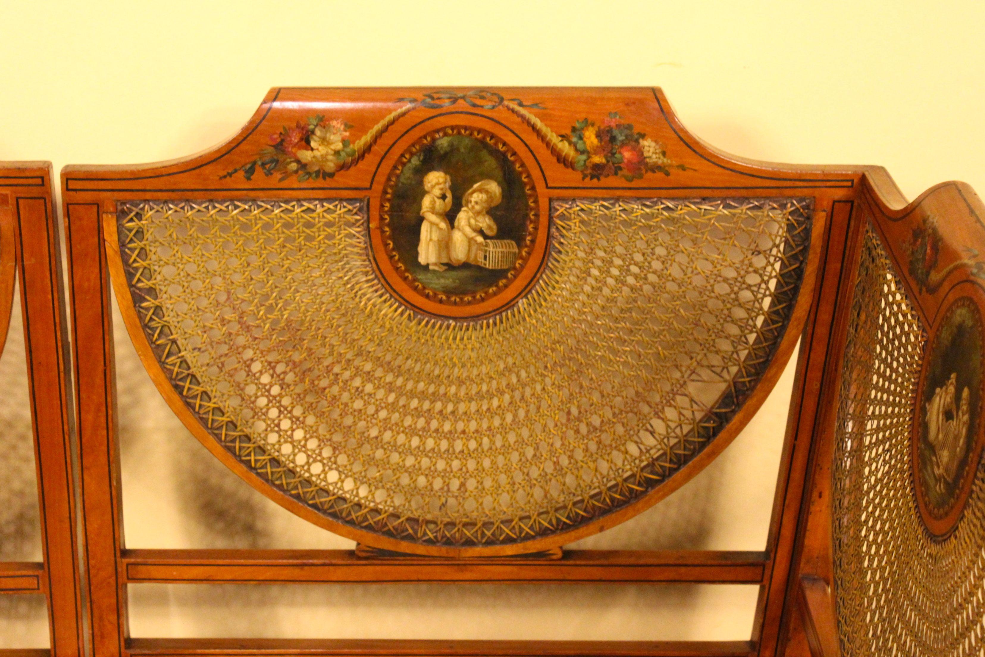 XIXe siècle Paire d'objets de la fin du 19ème siècle. Sièges d'angle en bois de satin en vente