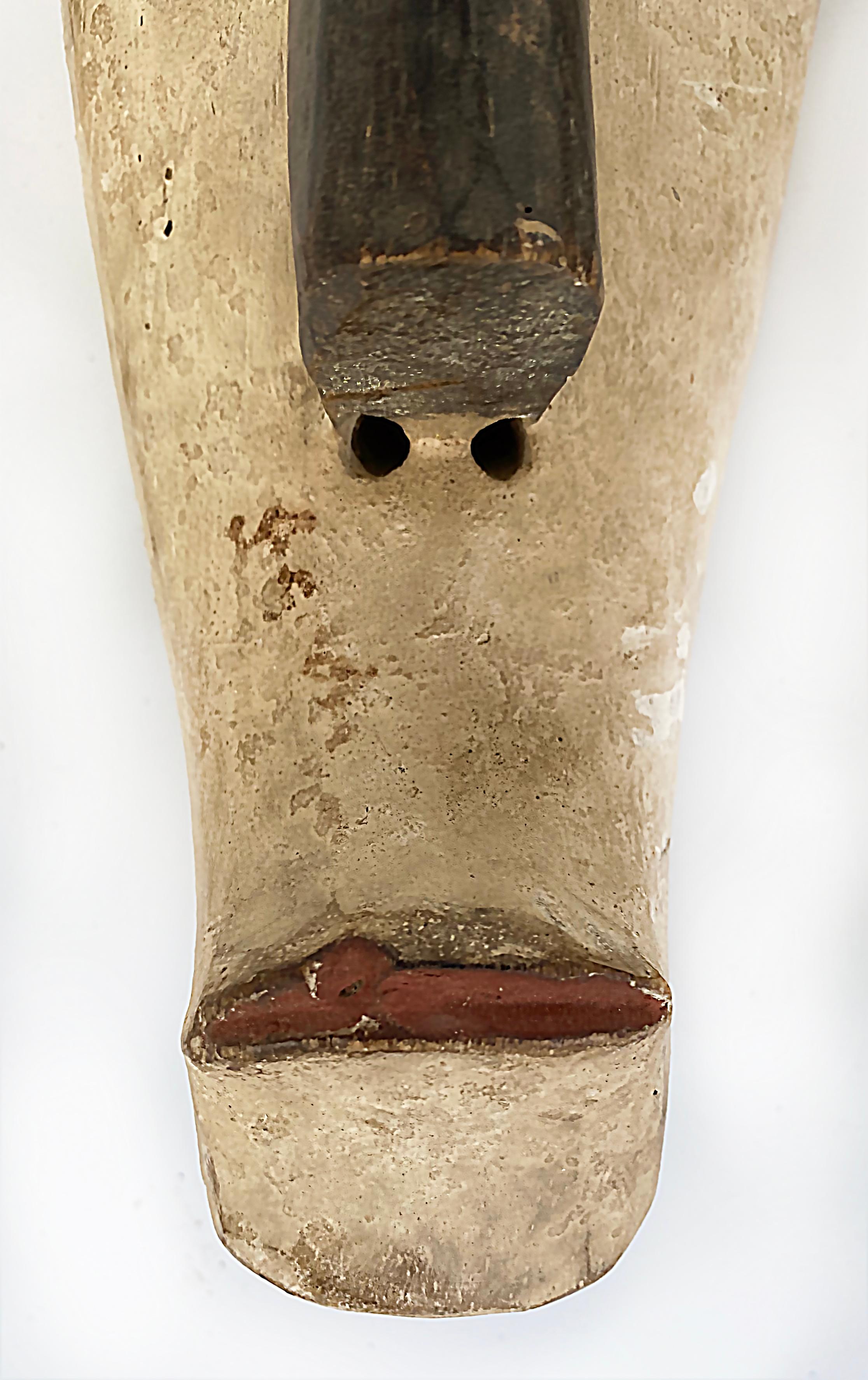 Sculpté à la main Paire de masques de crocs judiciaires sculptés africains de la fin du 20e siècle en vente