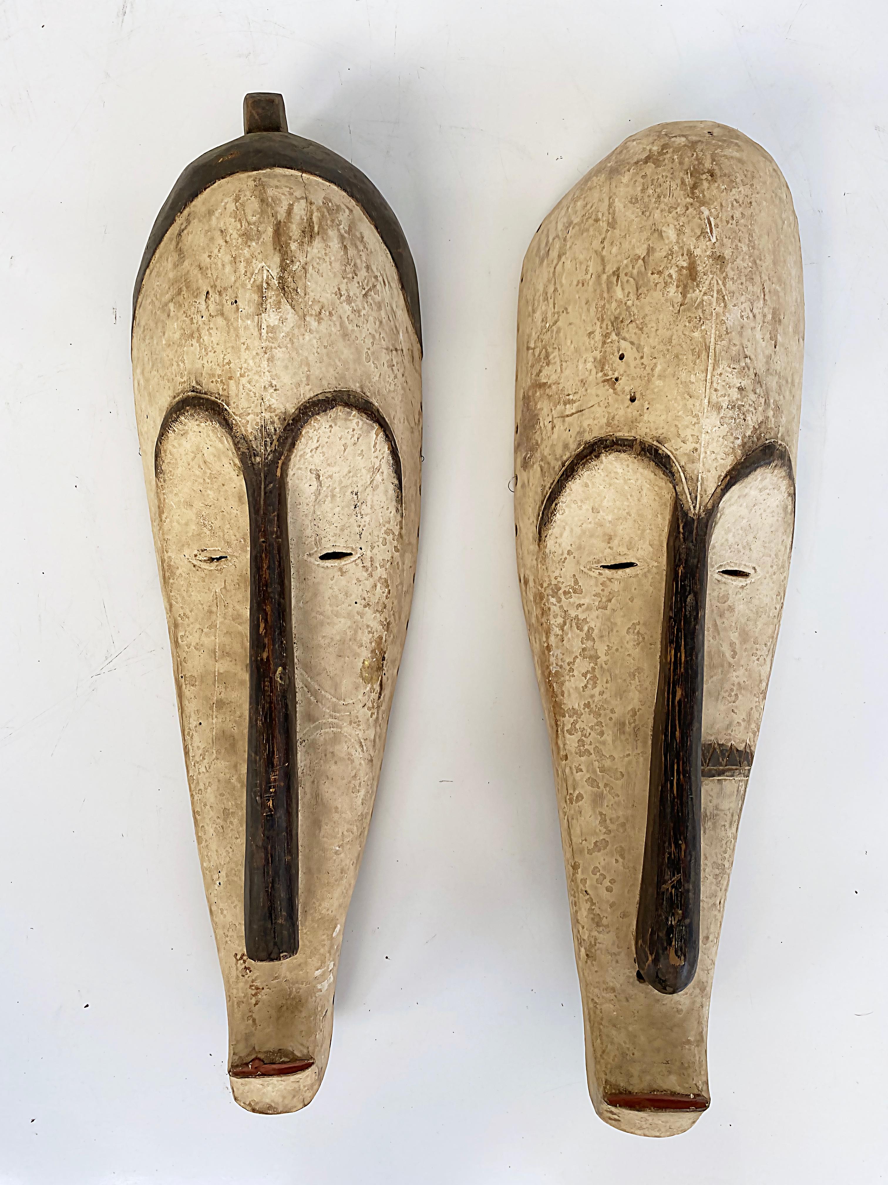 Paire de masques de crocs judiciaires sculptés africains de la fin du 20e siècle Bon état - En vente à Miami, FL