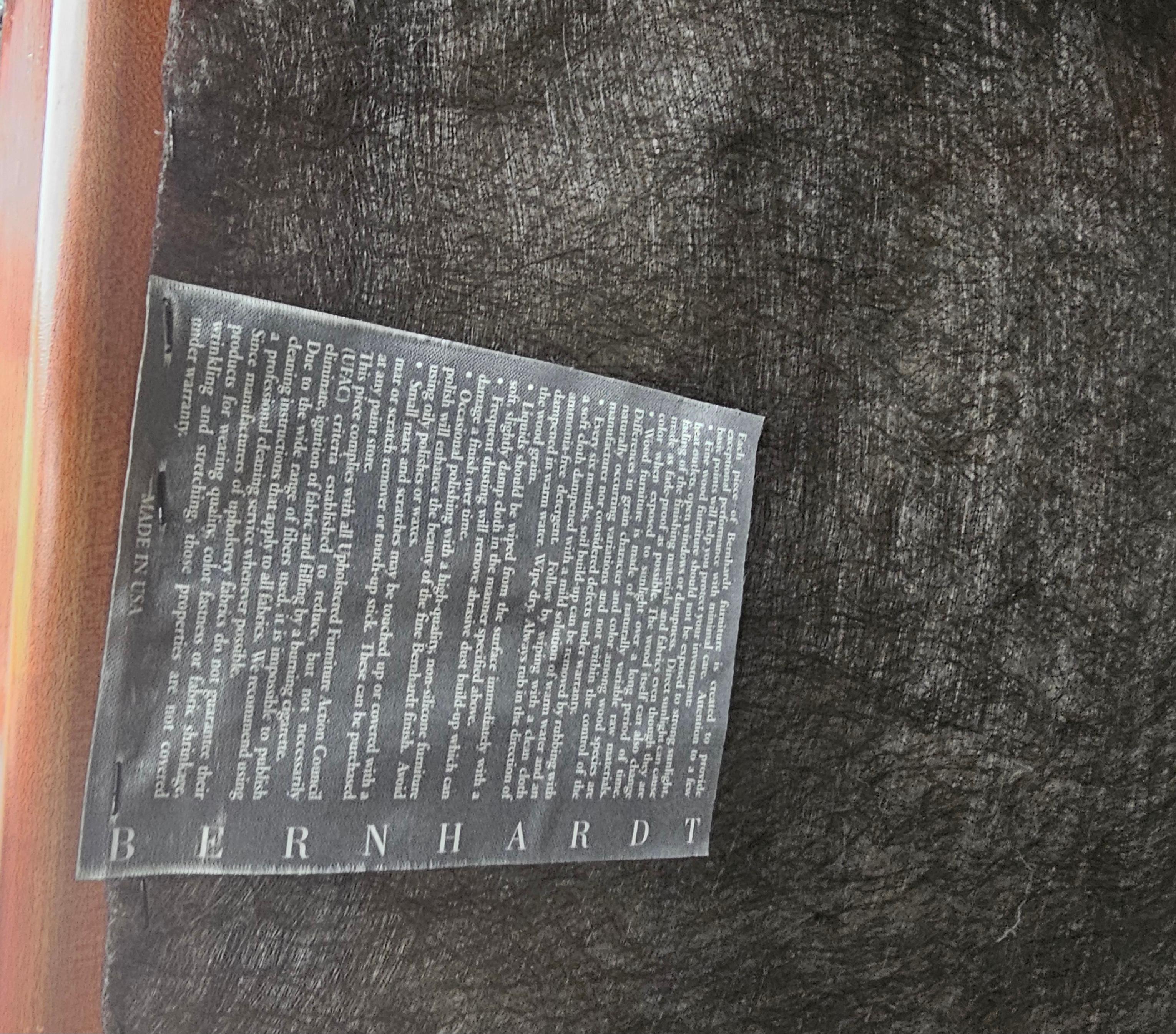 Coppia di poltrone imbottite in acero e ciliegio Bernhardt della fine del XX secolo in vendita 6