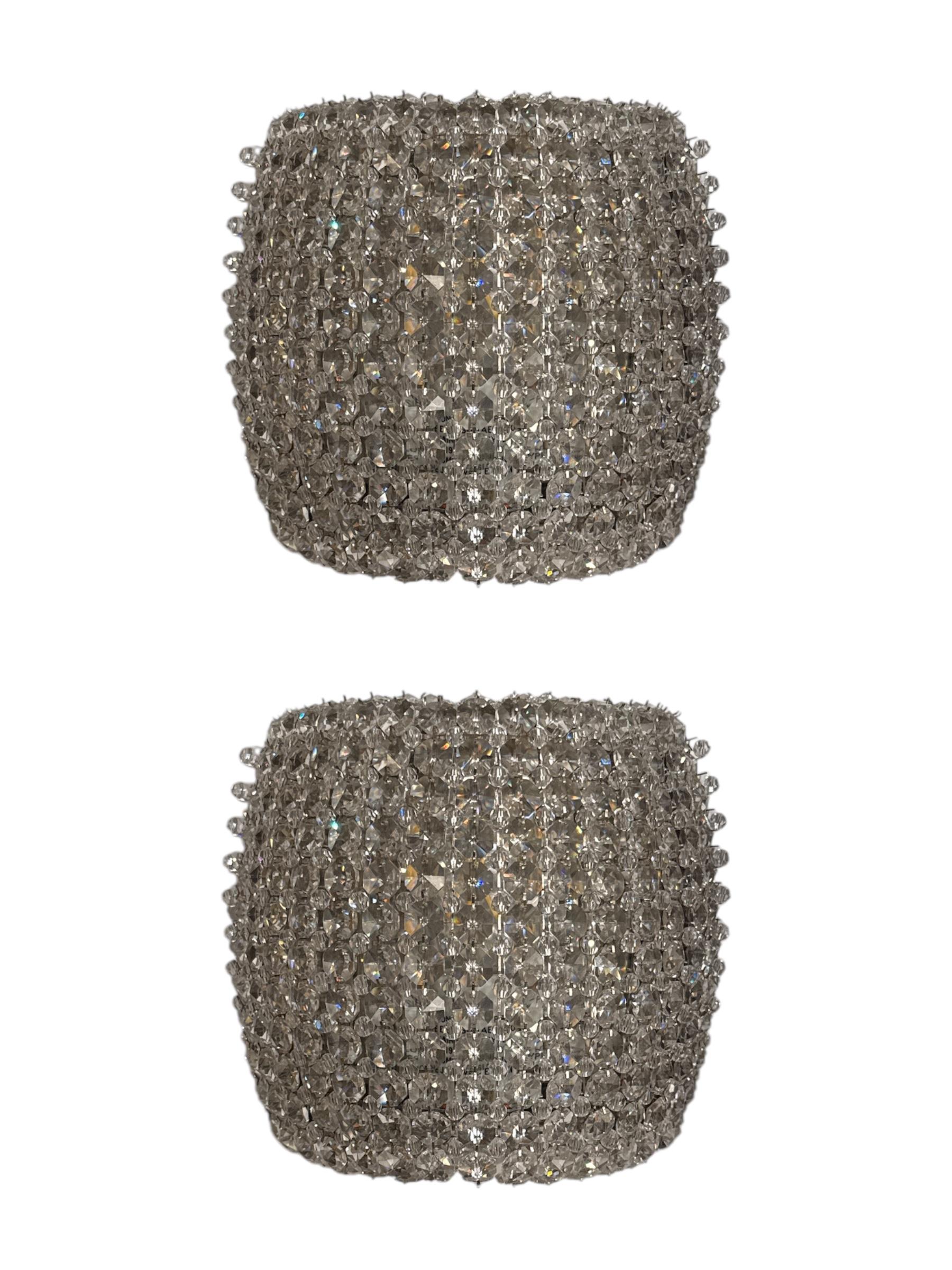 Questa elegante coppia di sconsigliere con accenti in cristallo trasparente della fine del XX secolo aggiunge un tocco di raffinatezza a qualsiasi ambiente. Caratterizzate da scintillanti accenti di cristallo chiaro, queste applique creano un