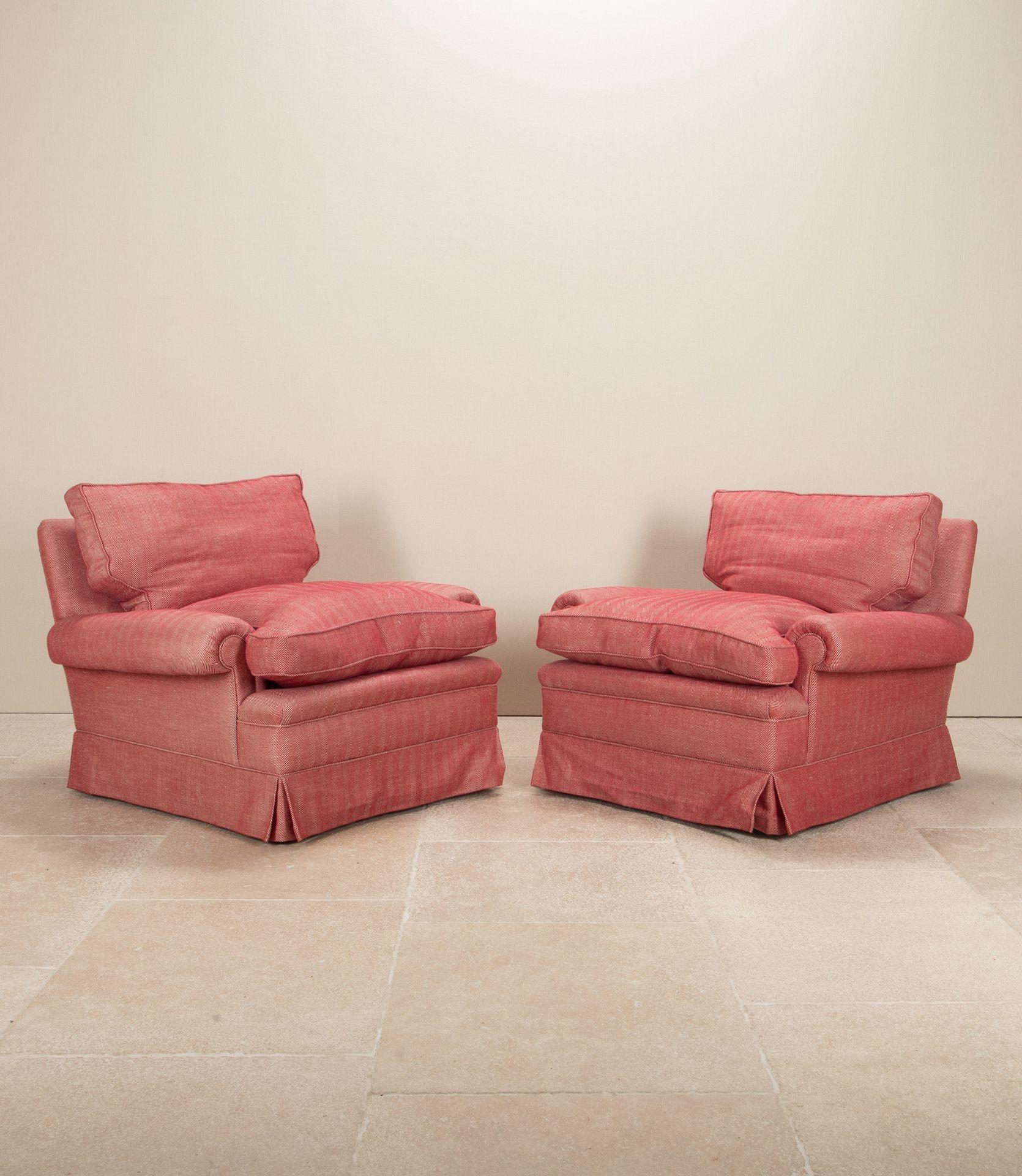 Un fabuloso par de sillones de casa de campo inglesa de finales del siglo XX.

Suministrado y tapizado por Colefax y Fowler. La tela sigue disponible, 