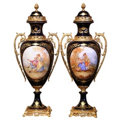 Paire d'urnes de style Svres en porcelaine royale bleue et laiton de la fin du 20ème siècle
