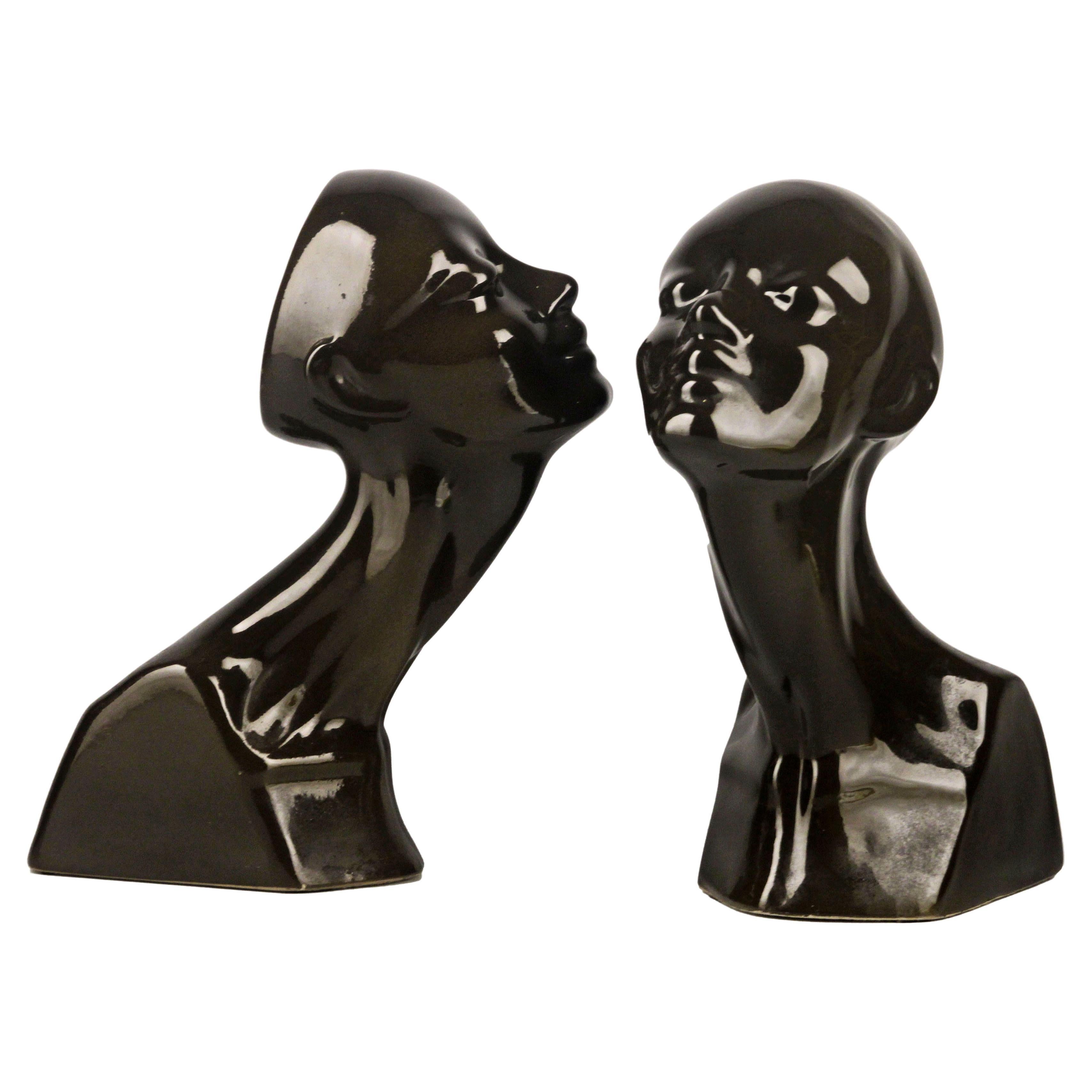 Pareja de bustos/cabezas de mujer de cerámica negra esmaltada francesa de finales del siglo XX en venta