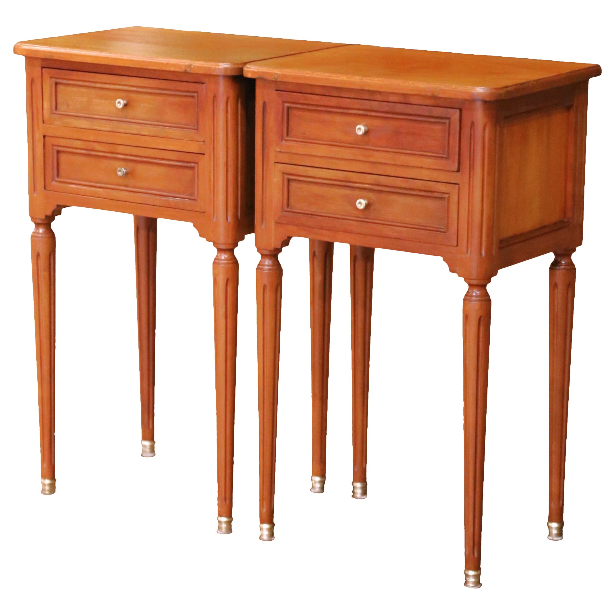 Pair of Late 20th Century French Louis XVI Walnut Bedside Tables with Drawers en venta