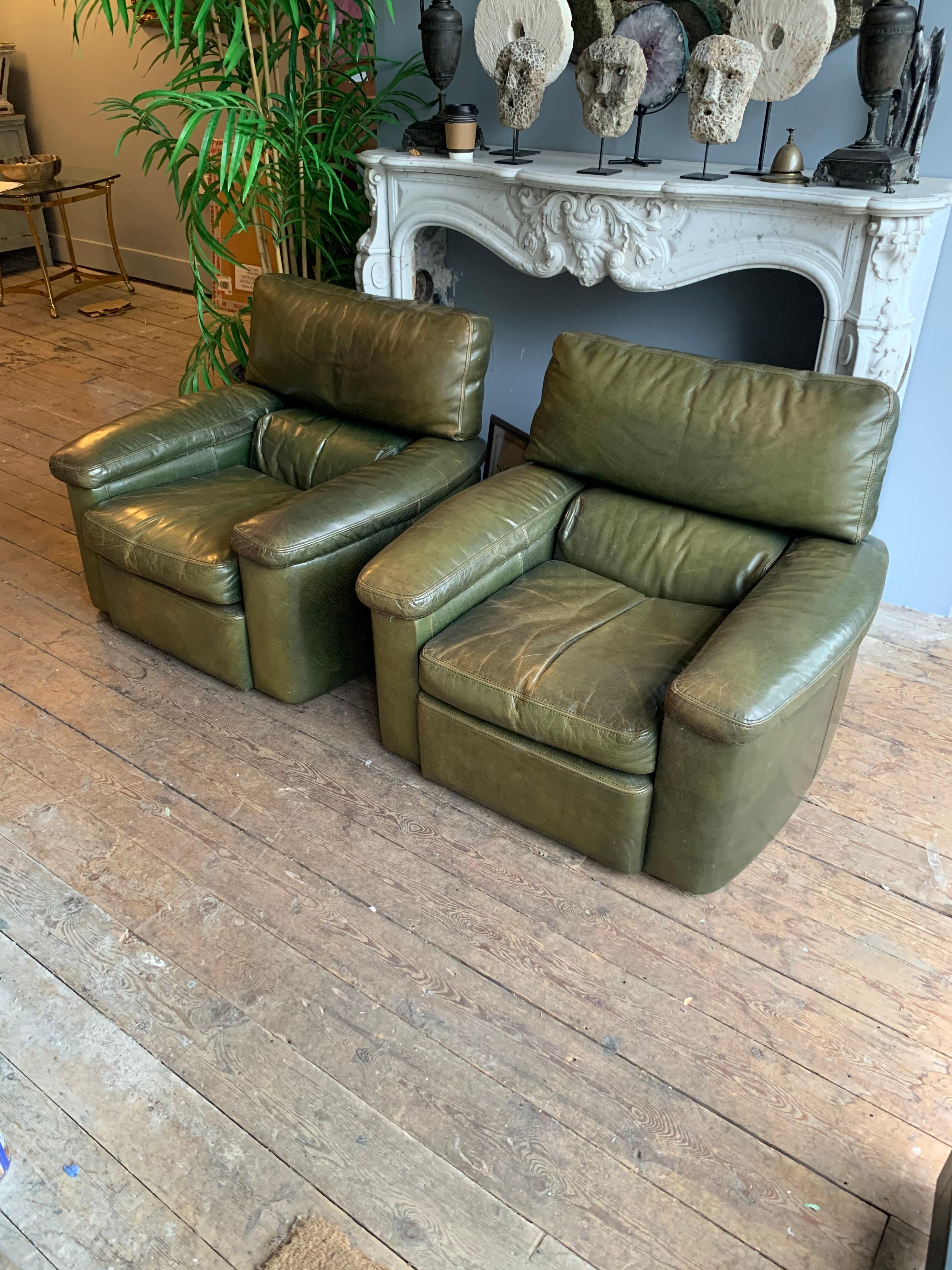 Mid-Century Modern Pair of Late 20th Century Green Leather Armchairs / Club Chairs For Sale