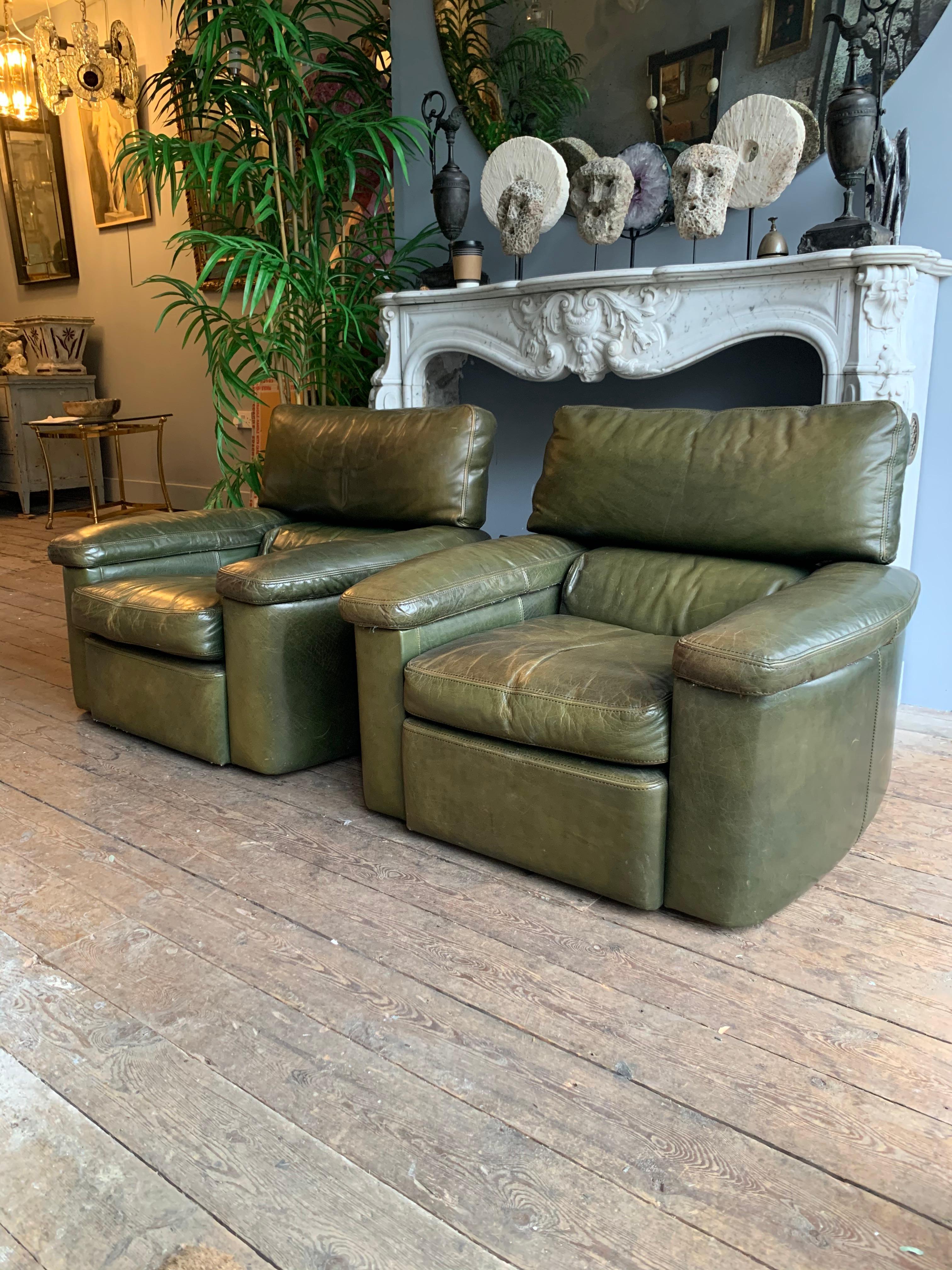 Pair of Late 20th Century Green Leather Armchairs / Club Chairs In Fair Condition For Sale In Bagshot, GB