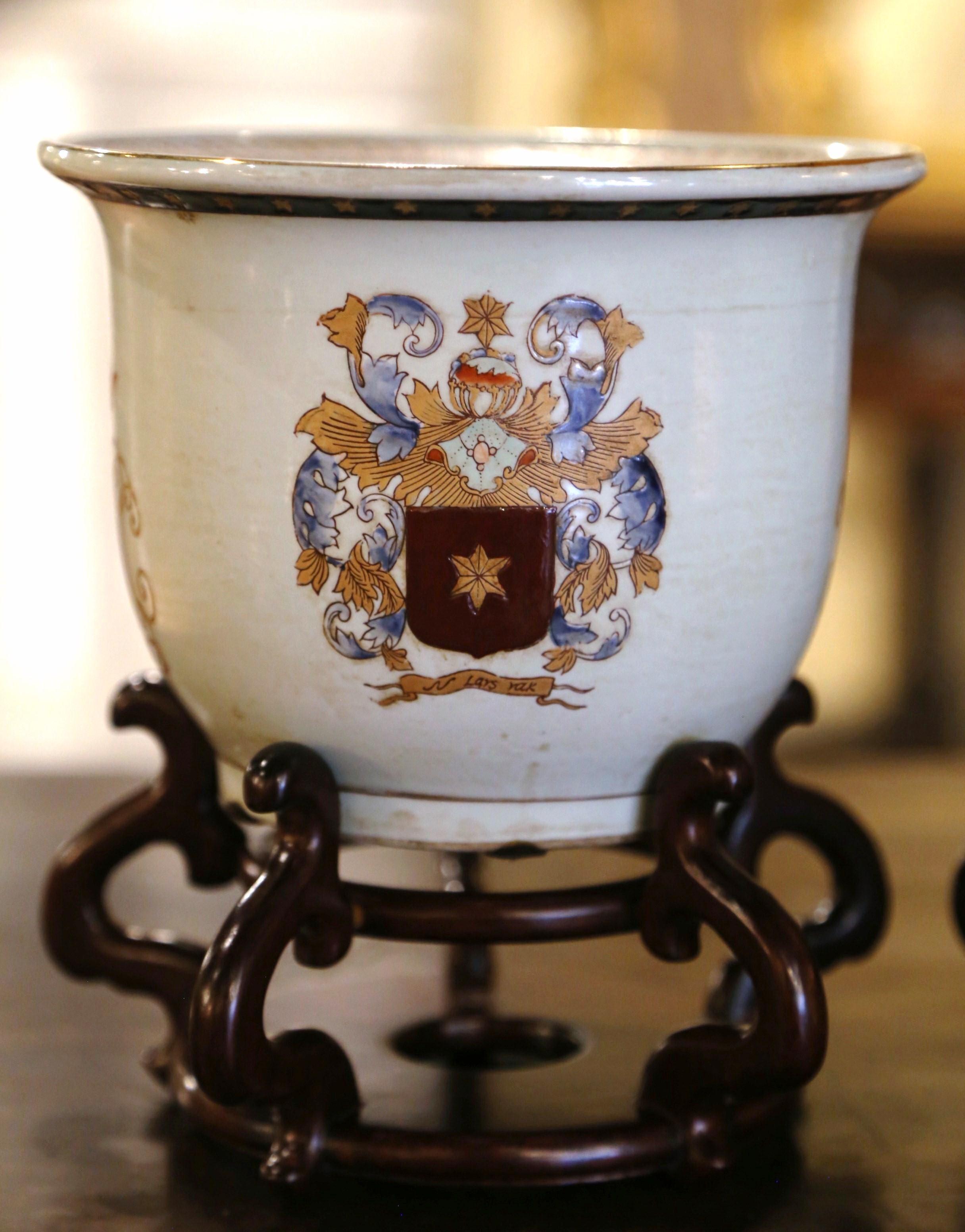 Fait main Paire de pots à caches en porcelaine peints à la main, sur stand, datant de la fin du 20e siècle, d'origine italienne en vente