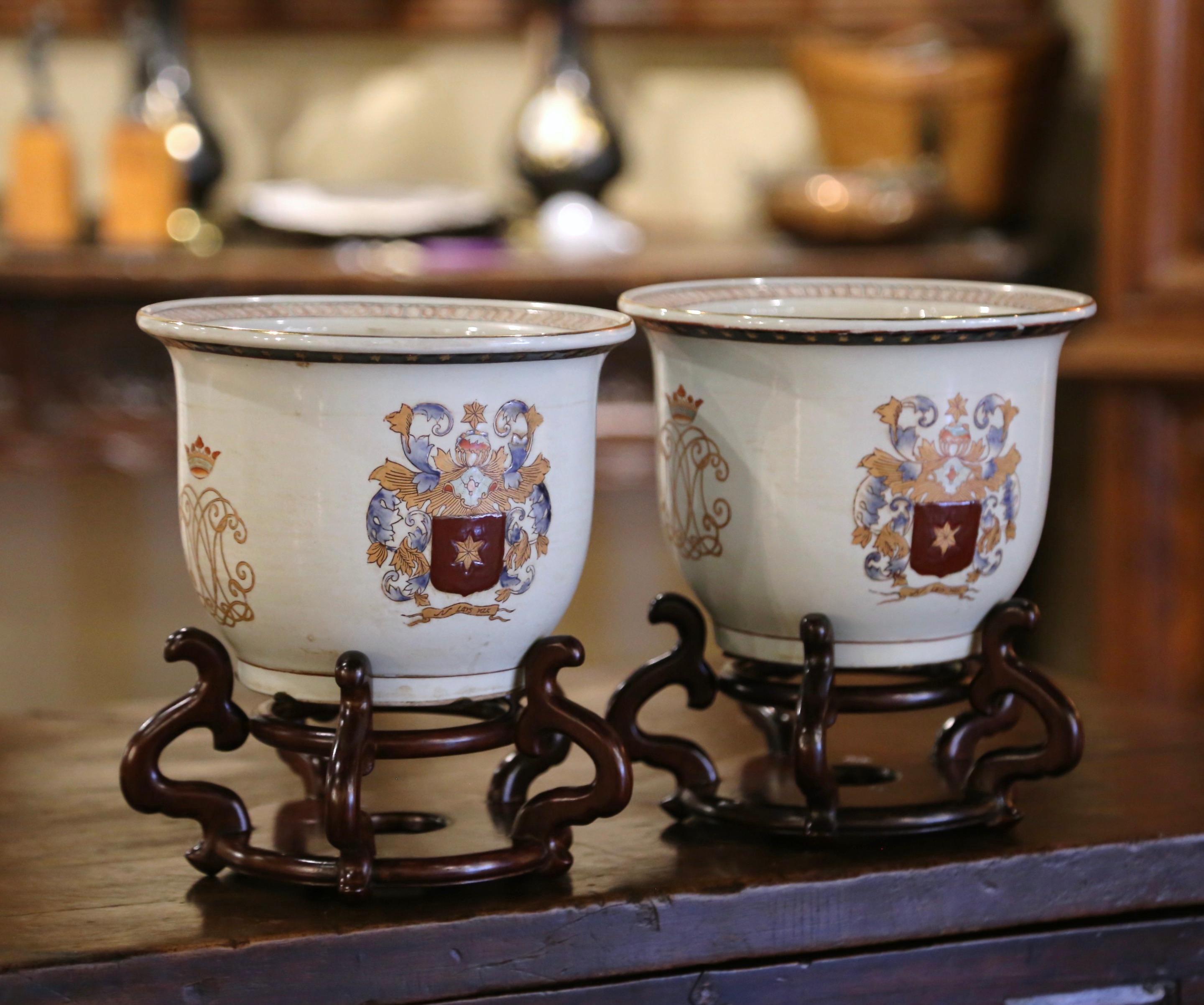 Porcelaine Paire de pots à caches en porcelaine peints à la main, sur stand, datant de la fin du 20e siècle, d'origine italienne en vente