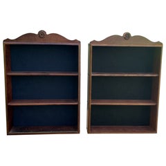 Pareja de estanterías de pared colgantes de caoba de finales del siglo XX