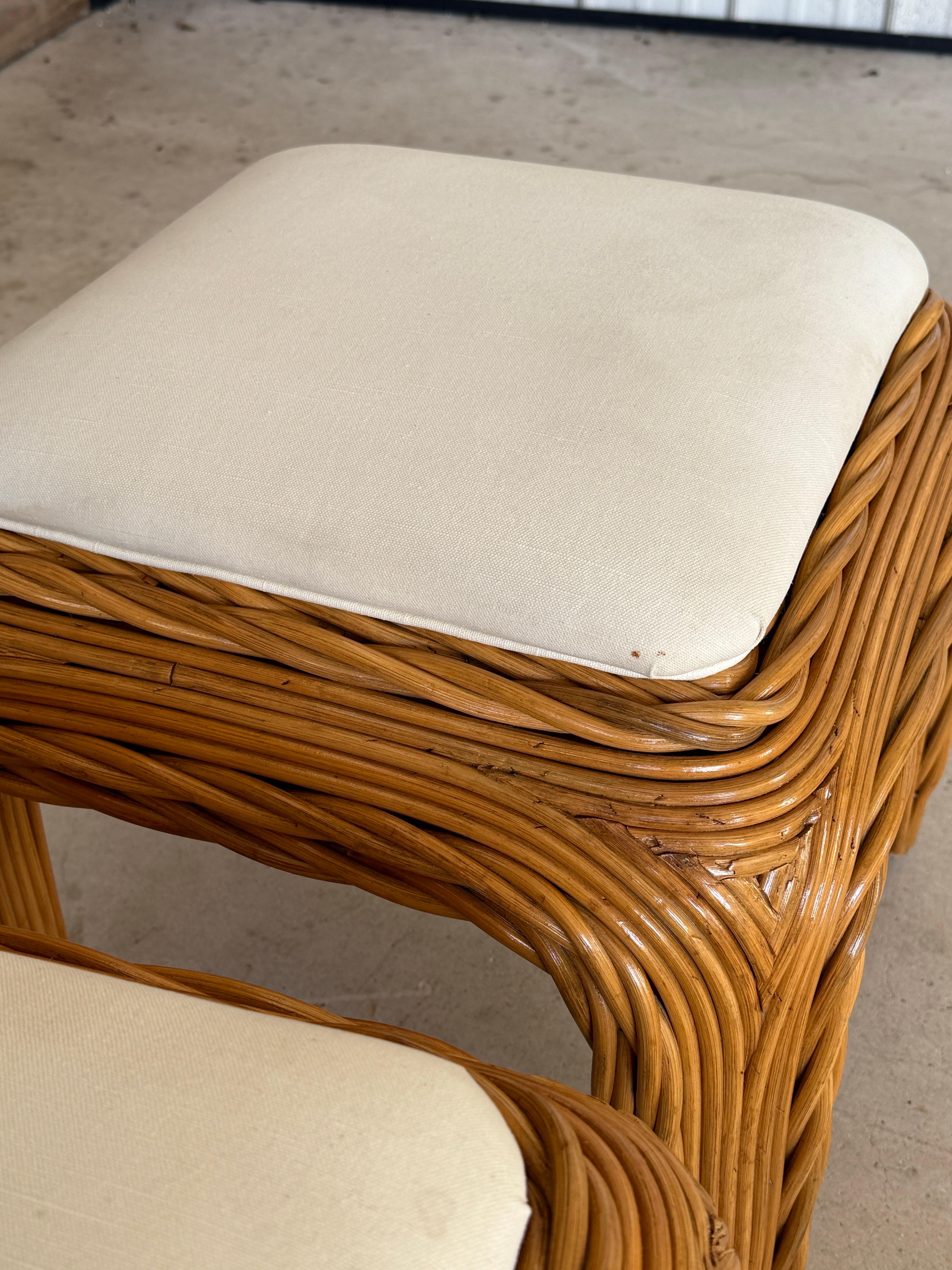 Paire d'ottomans ou de poufs torsadés en rotin organique moderne de la fin du 20e siècle en vente 2