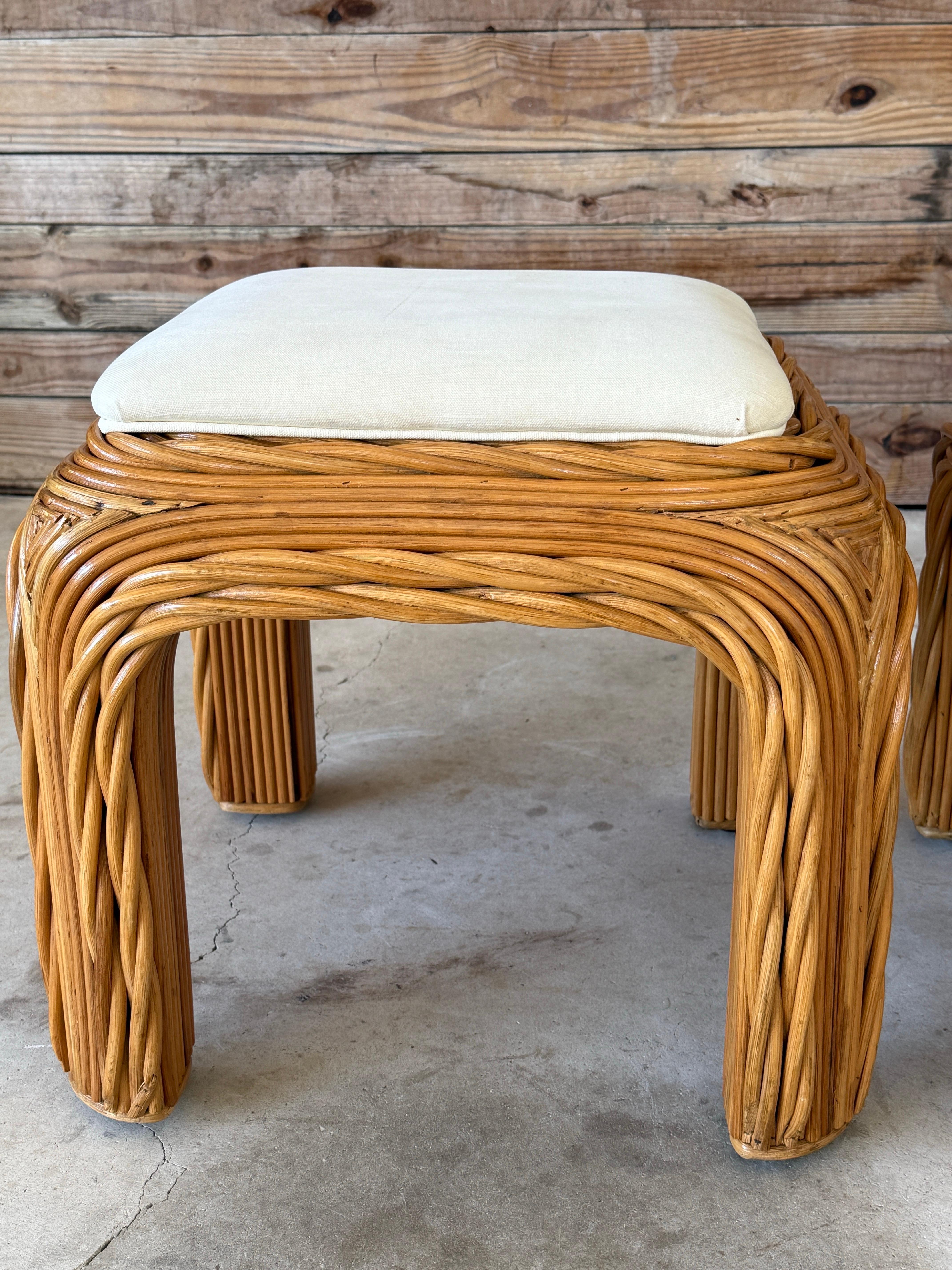 Paire d'ottomans ou de poufs torsadés en rotin organique moderne de la fin du 20e siècle en vente 3