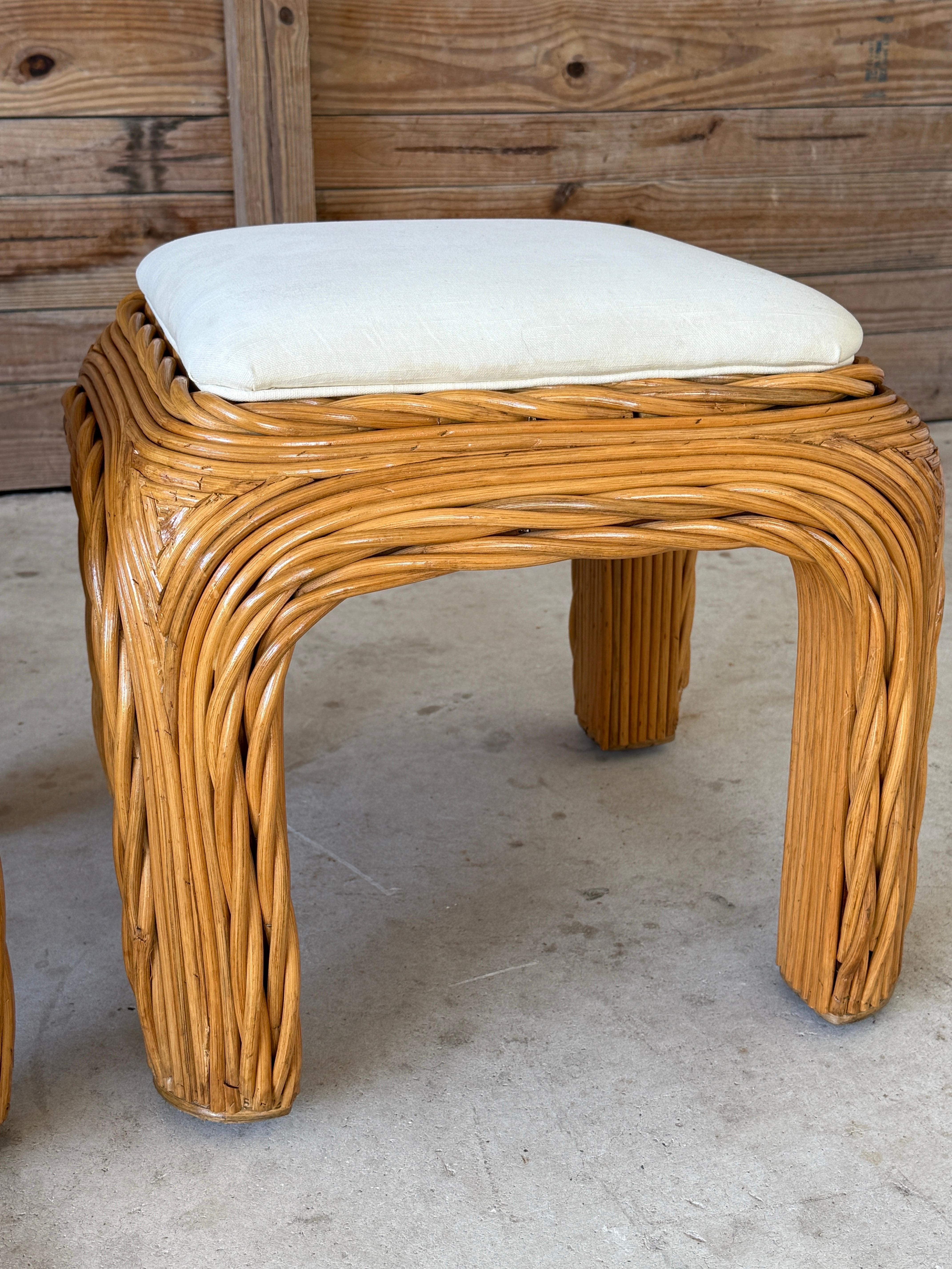Paire d'ottomans ou de poufs torsadés en rotin organique moderne de la fin du 20e siècle en vente 4