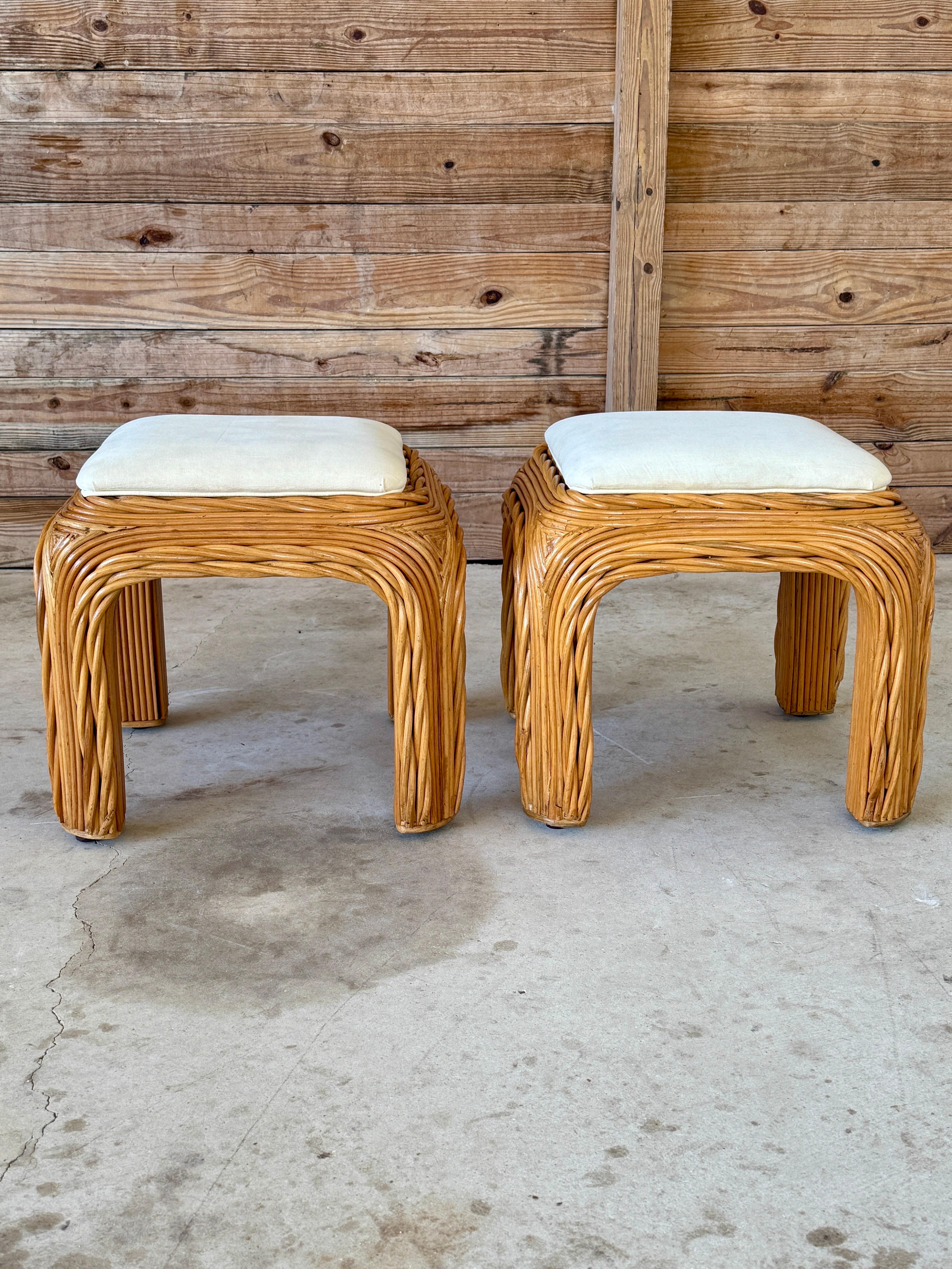 Paire d'ottomans ou de poufs torsadés en rotin organique moderne de la fin du 20e siècle en vente 5