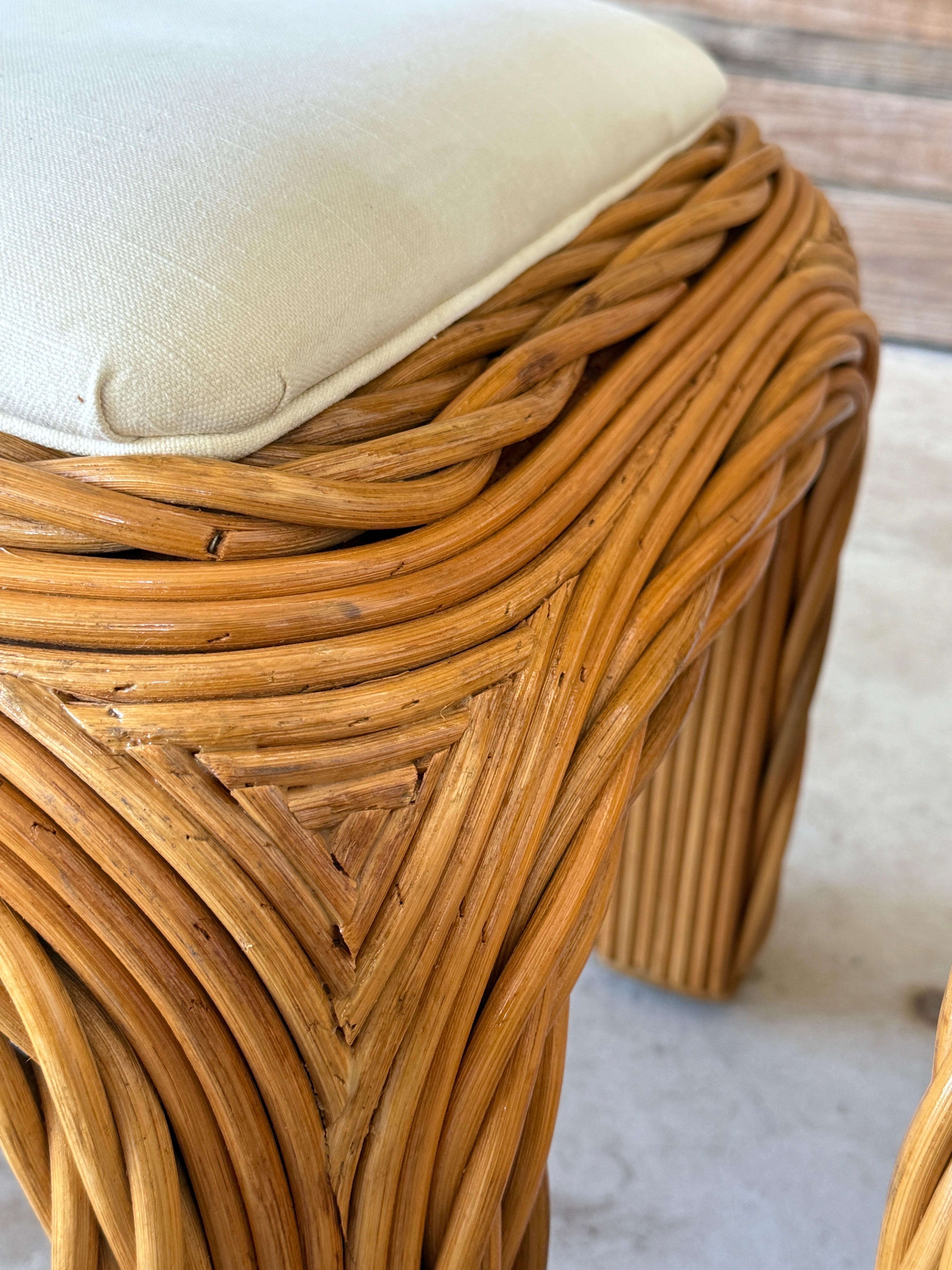 20ième siècle Paire d'ottomans ou de poufs torsadés en rotin organique moderne de la fin du 20e siècle en vente