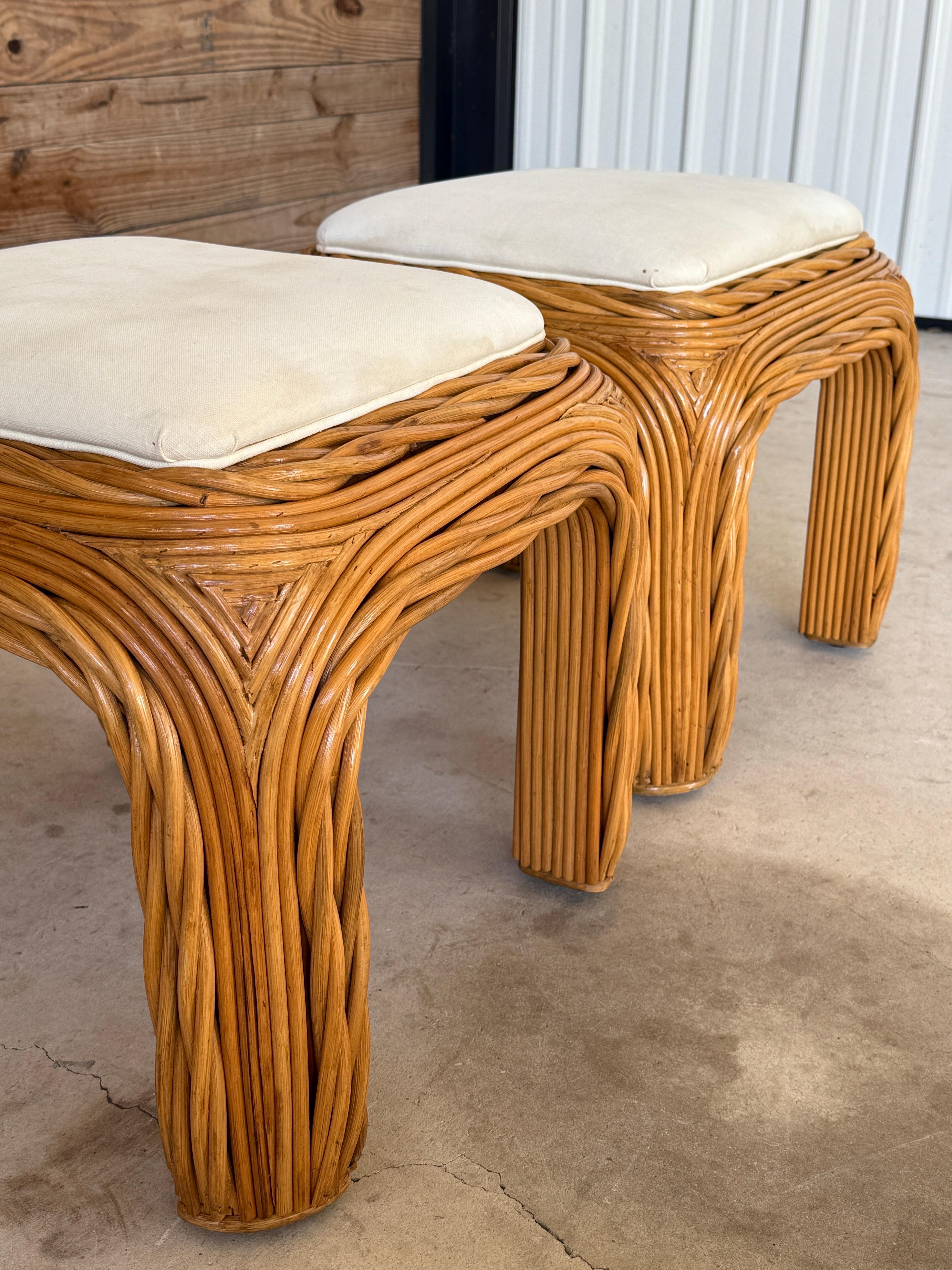Tissu d'ameublement Paire d'ottomans ou de poufs torsadés en rotin organique moderne de la fin du 20e siècle en vente