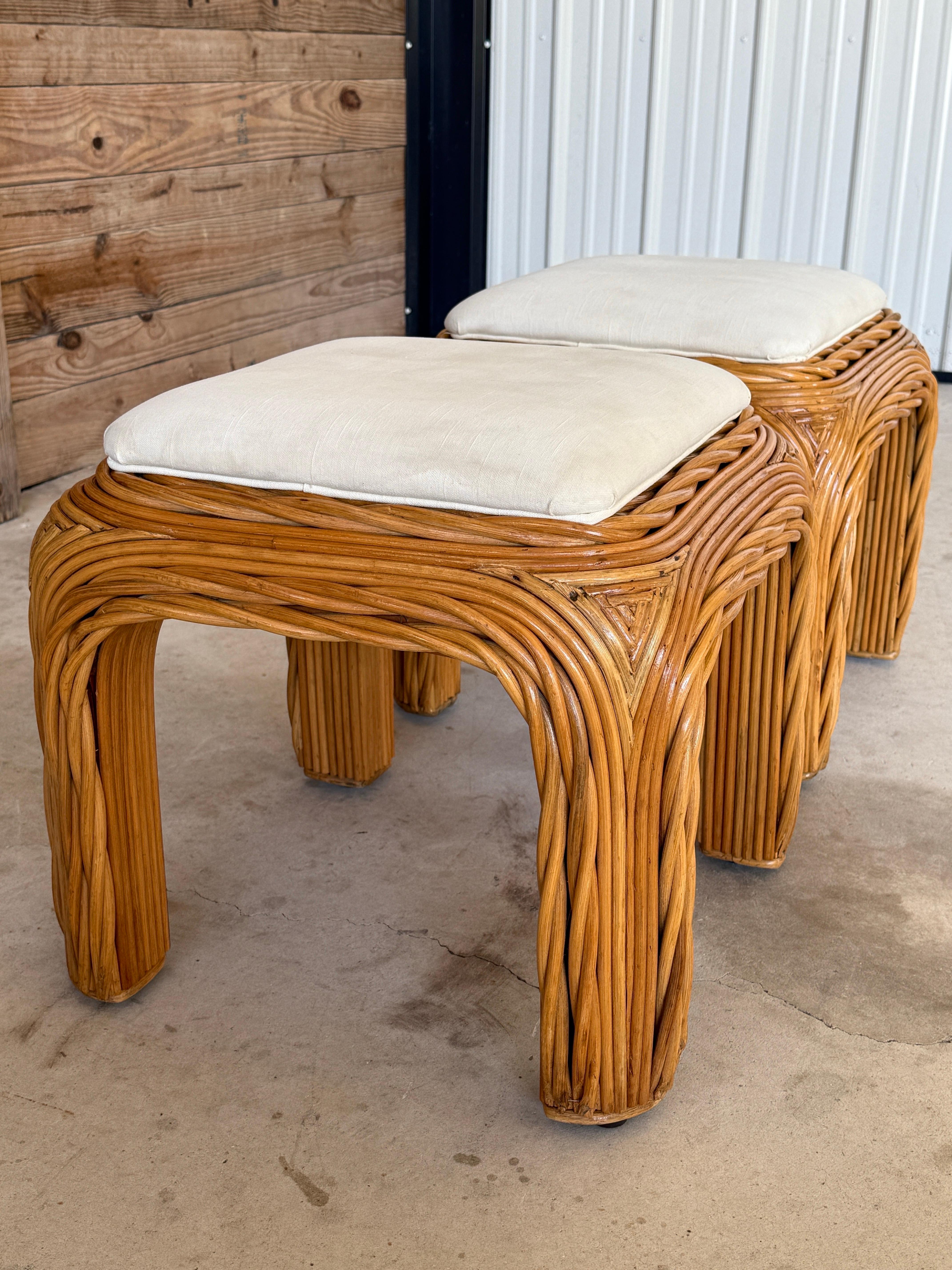 Paire d'ottomans ou de poufs torsadés en rotin organique moderne de la fin du 20e siècle en vente 1