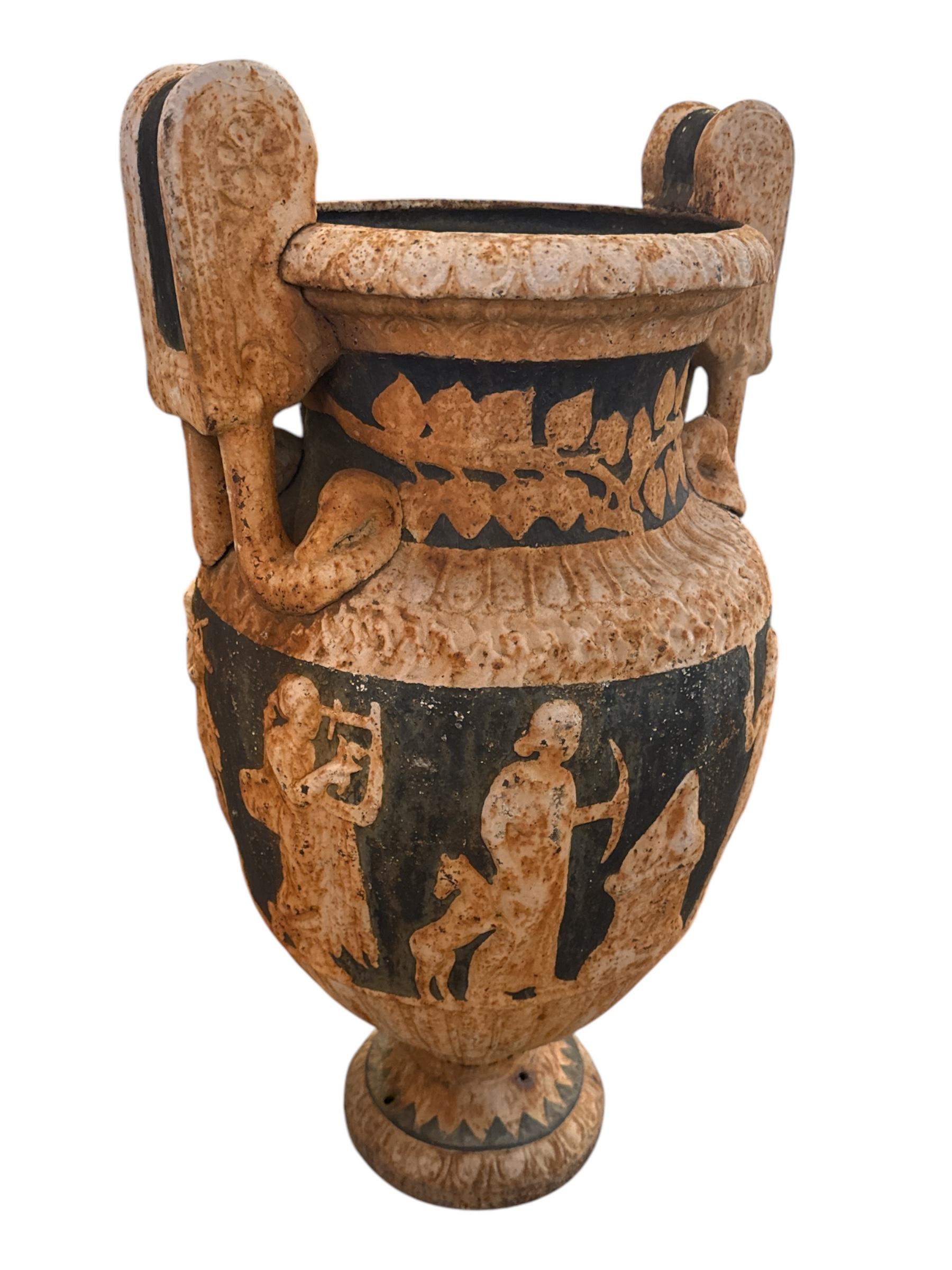 Mejora tu colección con este exquisito par de urnas rumanas de bronce con asas, una impresionante representación de artesanía atemporal y arte histórico. Estas elegantes urnas, fabricadas en bronce de alta calidad, presentan detalles intrincados y