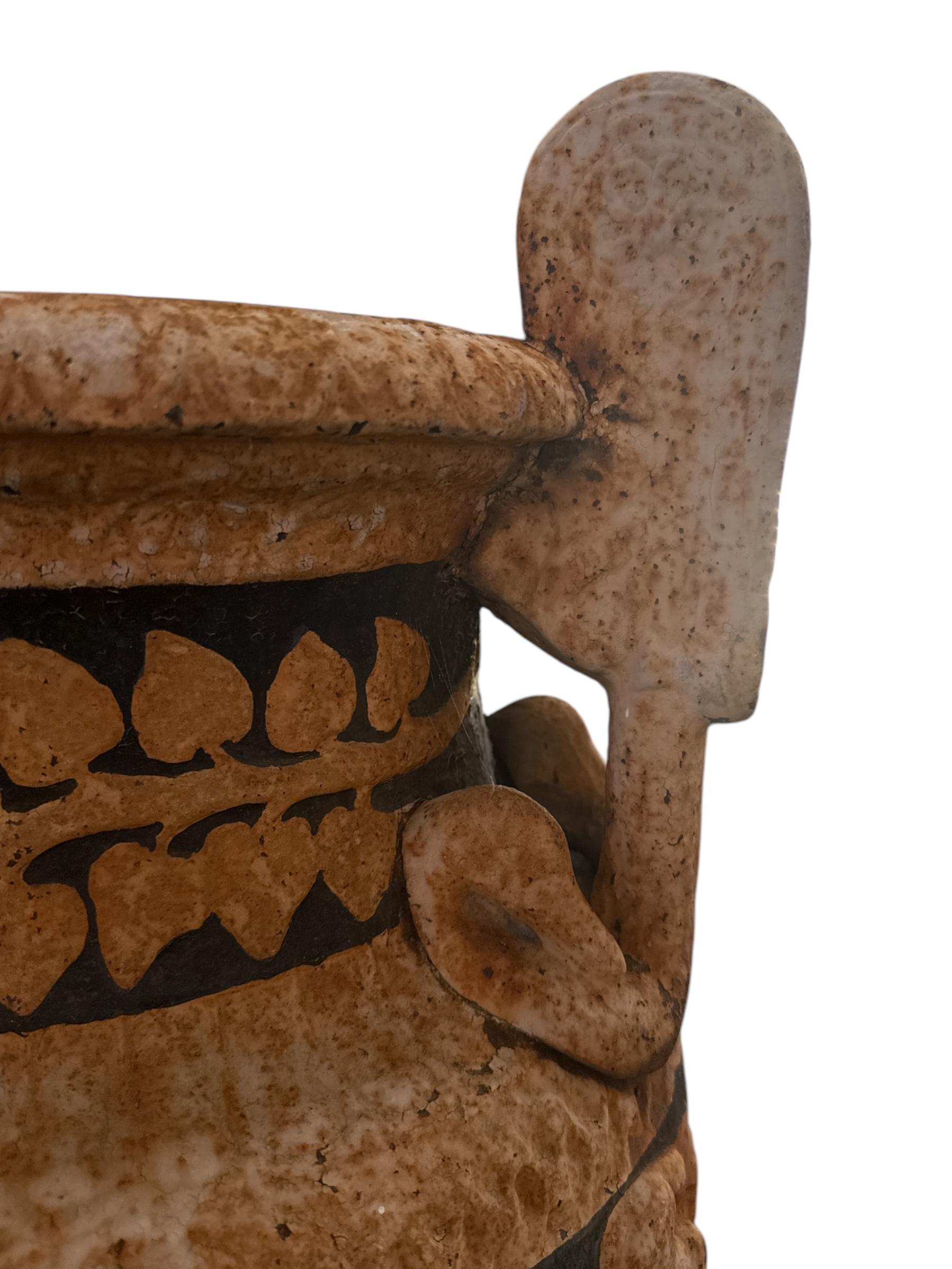 Pareja de urnas rumanas de bronce de finales del siglo XX con asas en Bueno estado para la venta en Pasadena, CA