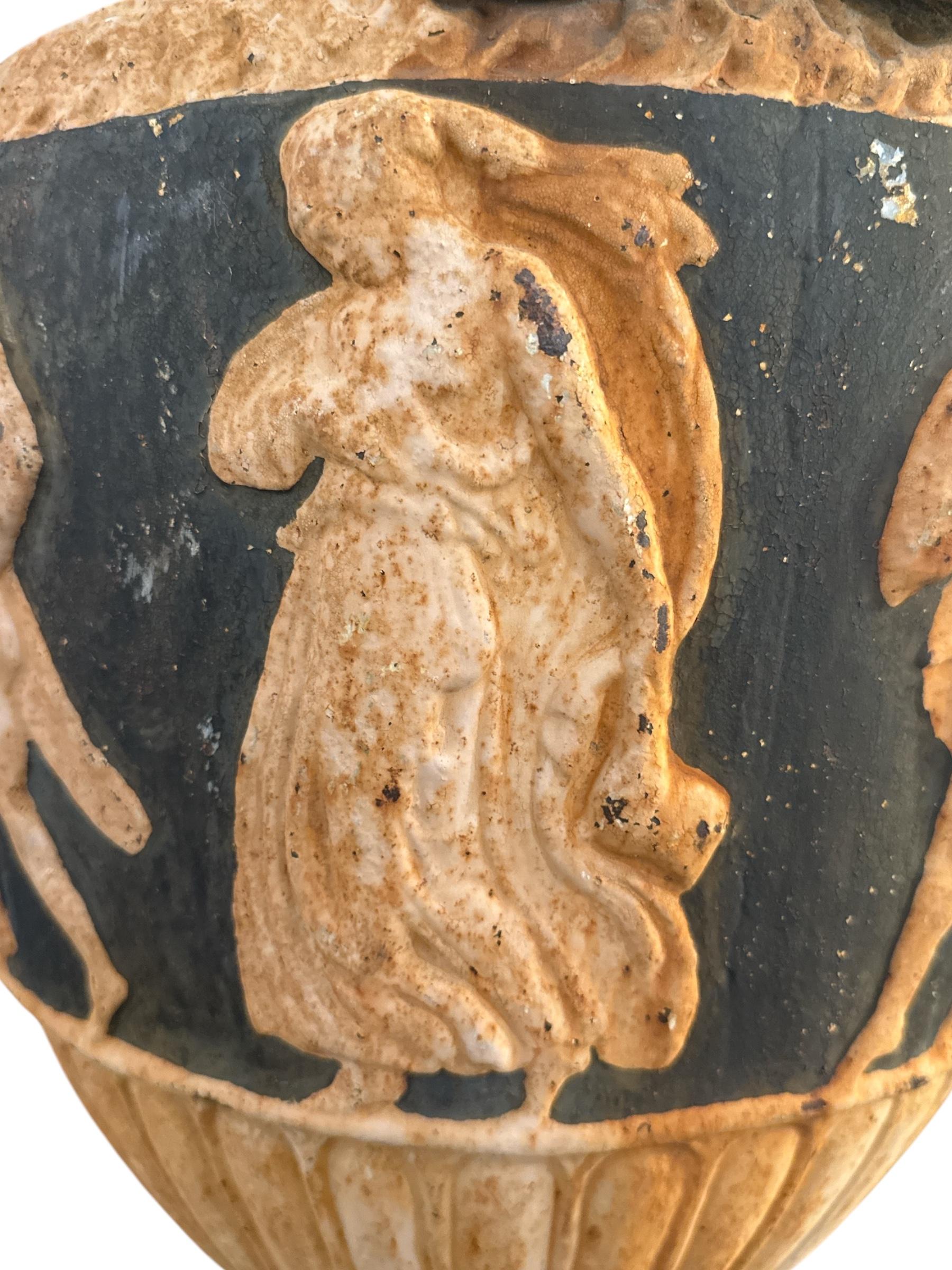 Pareja de urnas rumanas de bronce de finales del siglo XX con asas en venta 2