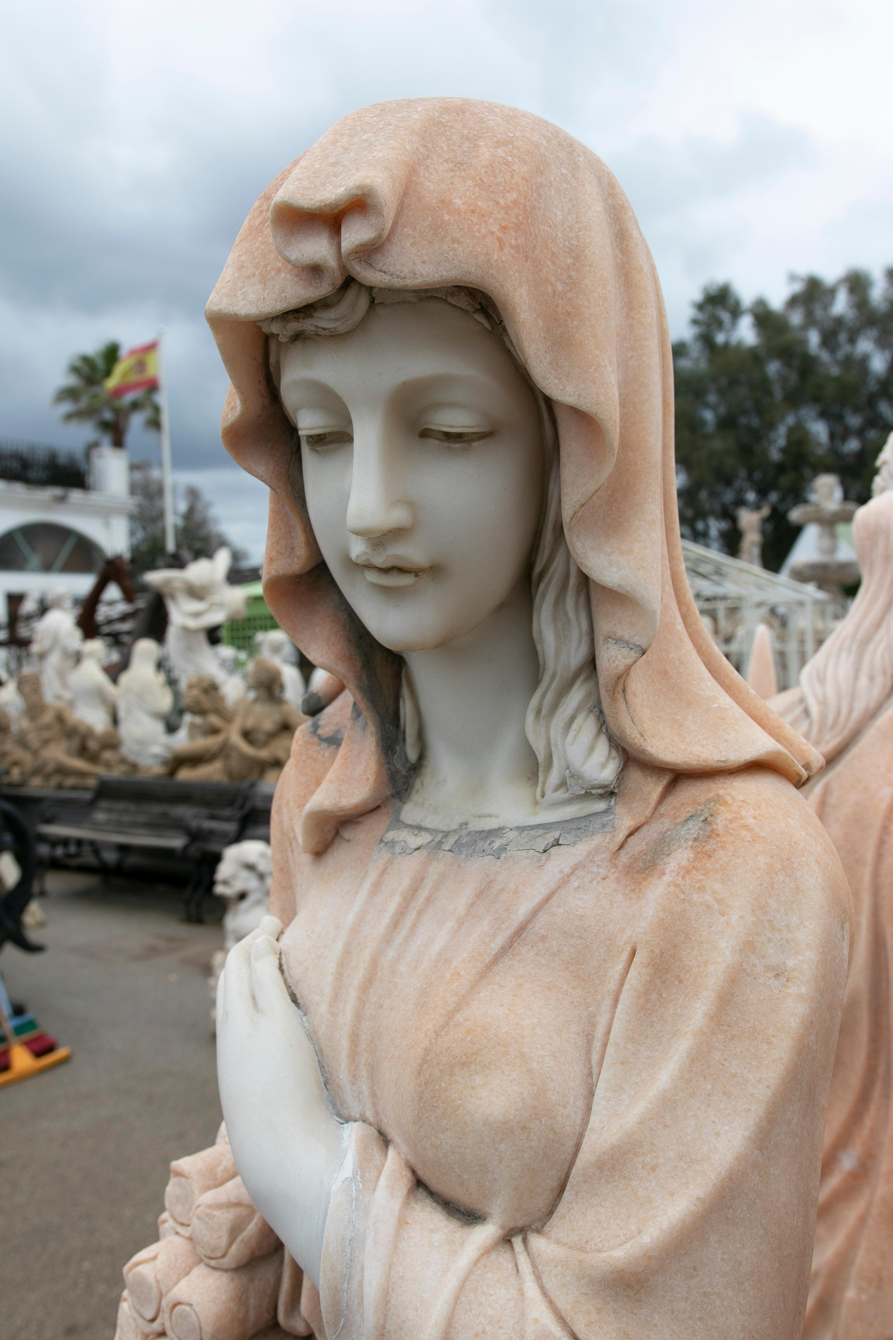 XX secolo Pair of Late 20th Century Spanish Carrara White & Rosetta Pink Marble Sculptures in vendita