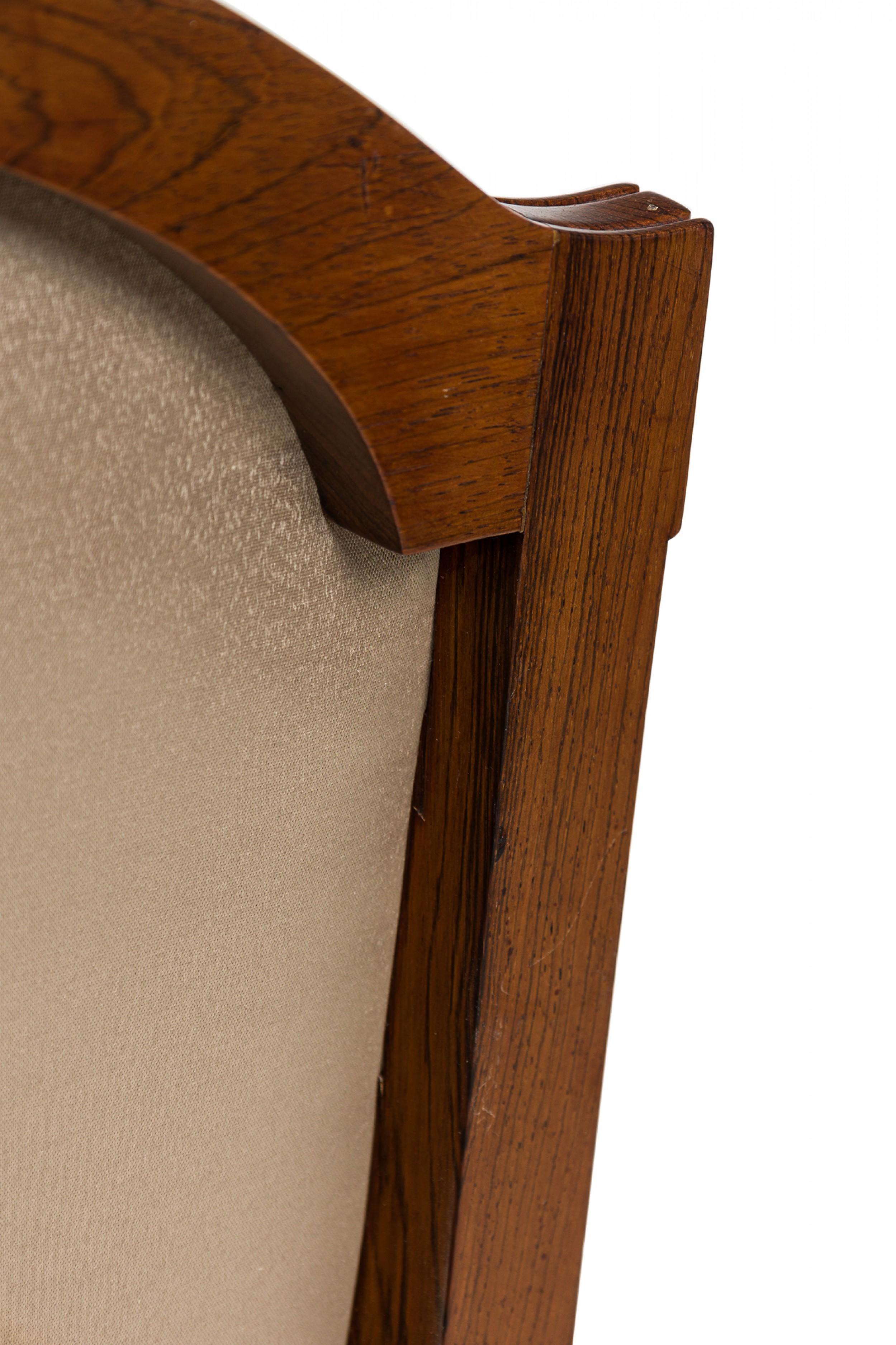 Paire de chaises à accoudoirs en acajou beige tapissées de satin de la fin de l'Art déco français en vente 4