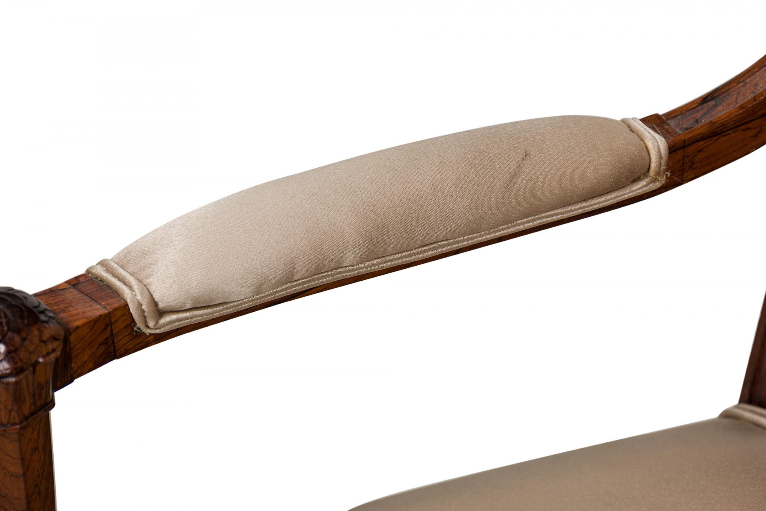 Paire de chaises à accoudoirs en acajou beige tapissées de satin de la fin de l'Art déco français en vente 6