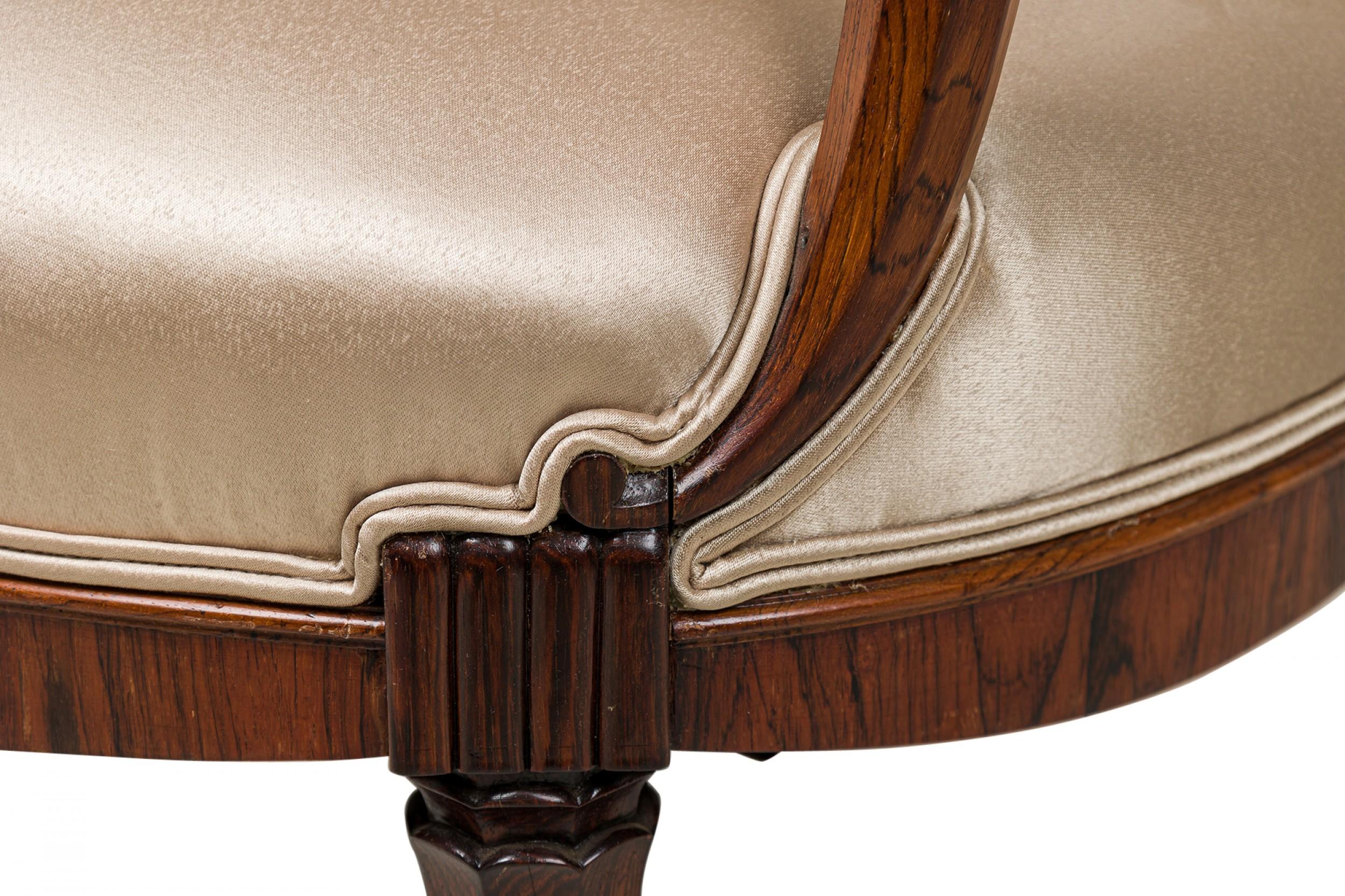 Paire de chaises à accoudoirs en acajou beige tapissées de satin de la fin de l'Art déco français en vente 9
