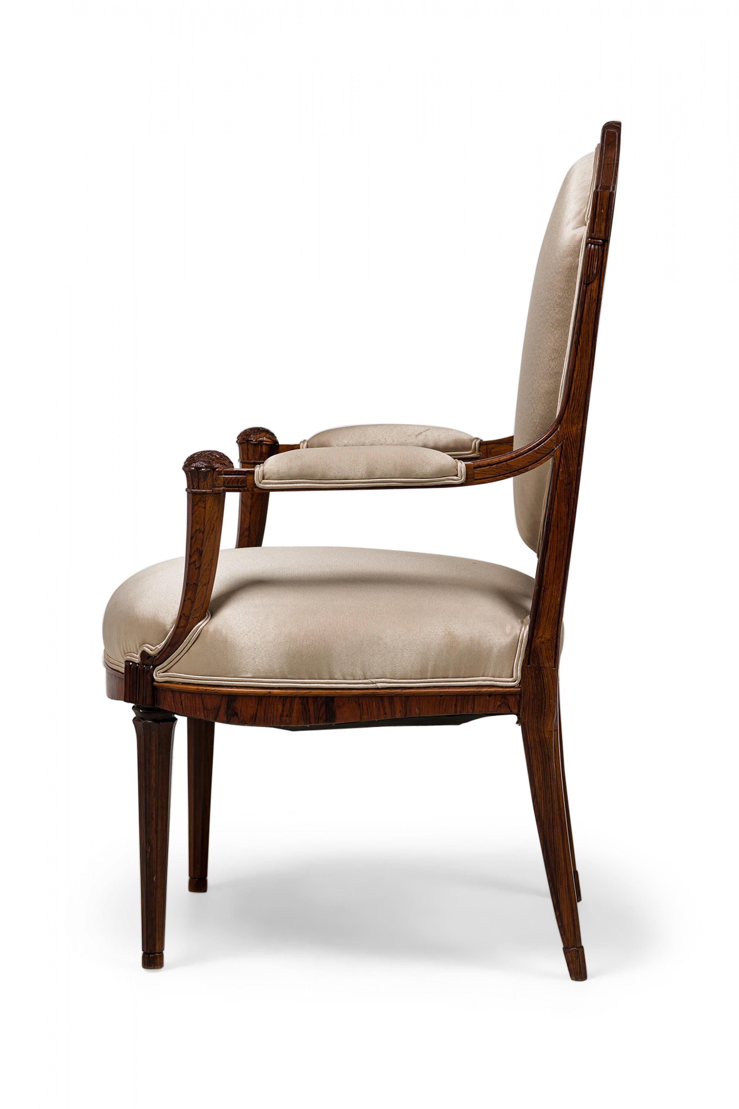 20ième siècle Paire de chaises à accoudoirs en acajou beige tapissées de satin de la fin de l'Art déco français en vente