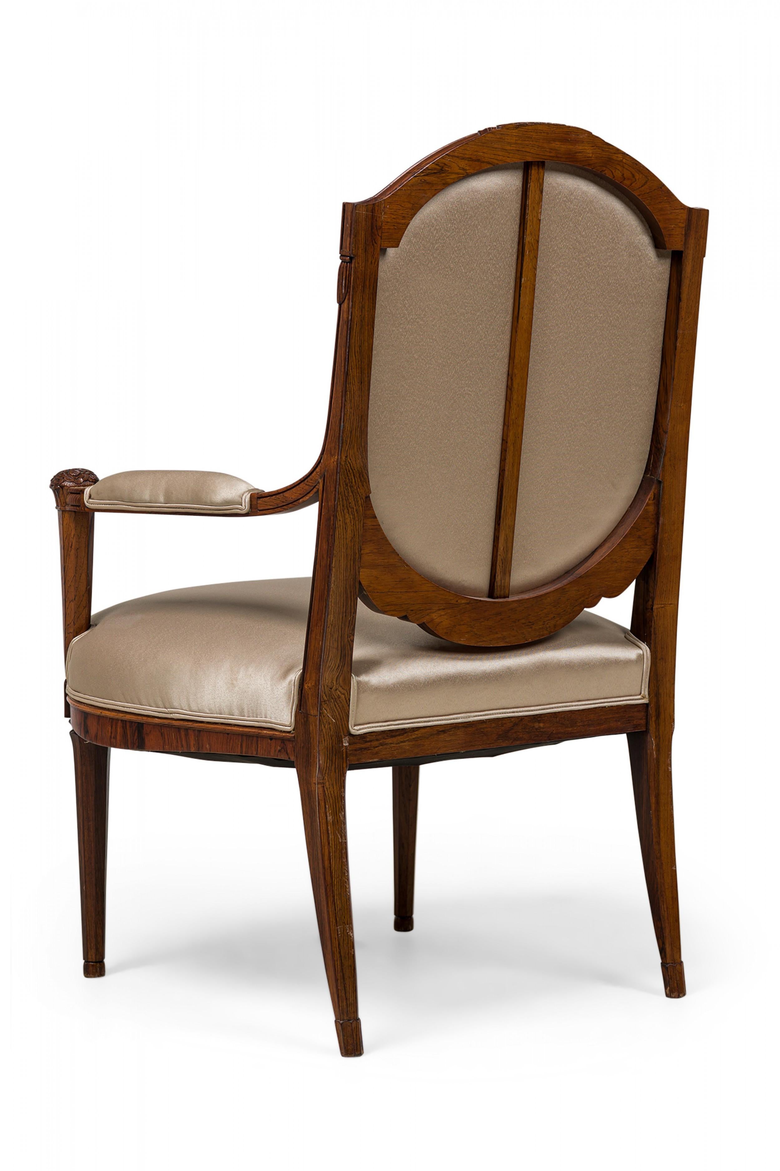 Tissu Paire de chaises à accoudoirs en acajou beige tapissées de satin de la fin de l'Art déco français en vente