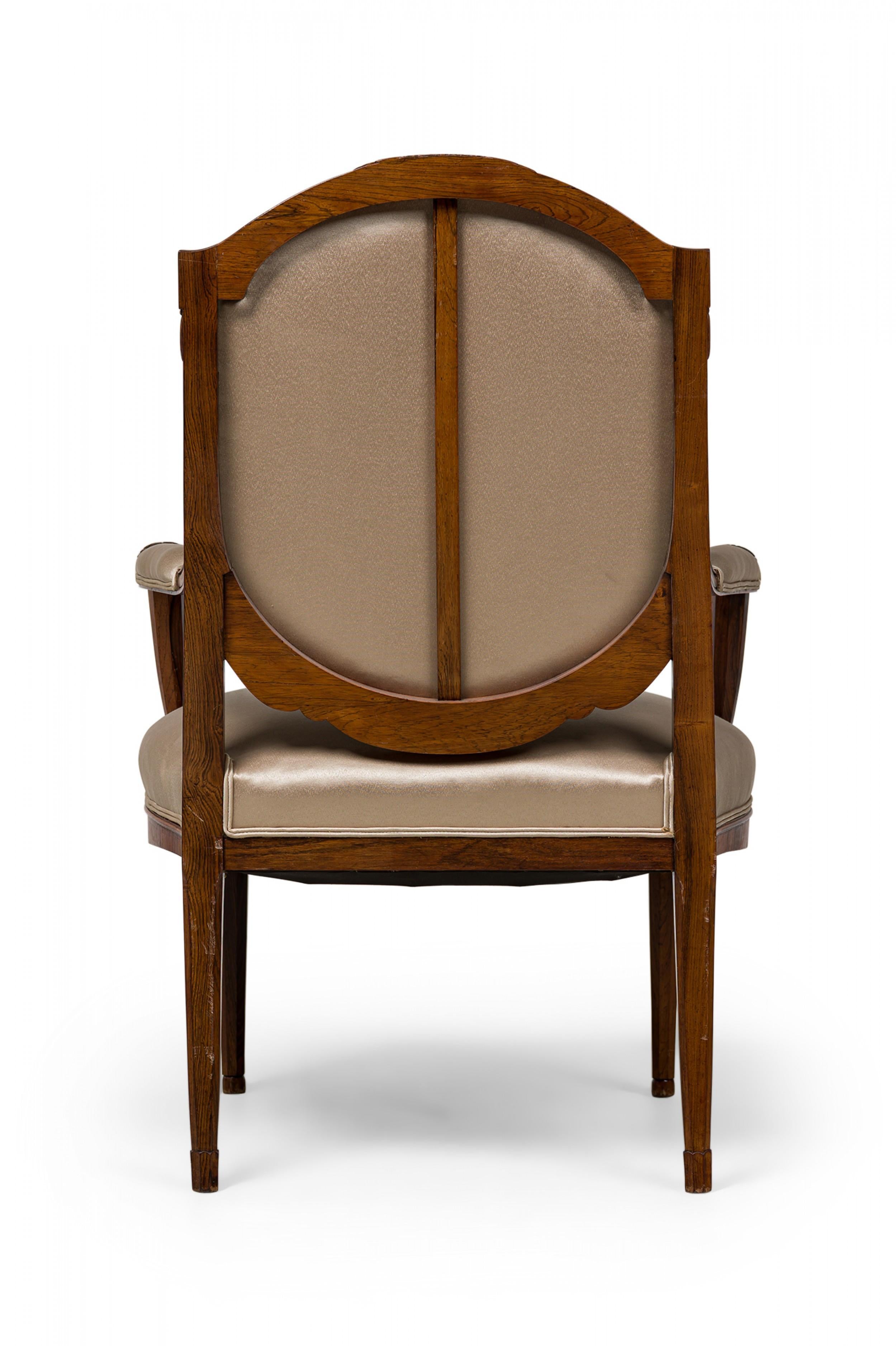 Paire de chaises à accoudoirs en acajou beige tapissées de satin de la fin de l'Art déco français en vente 1