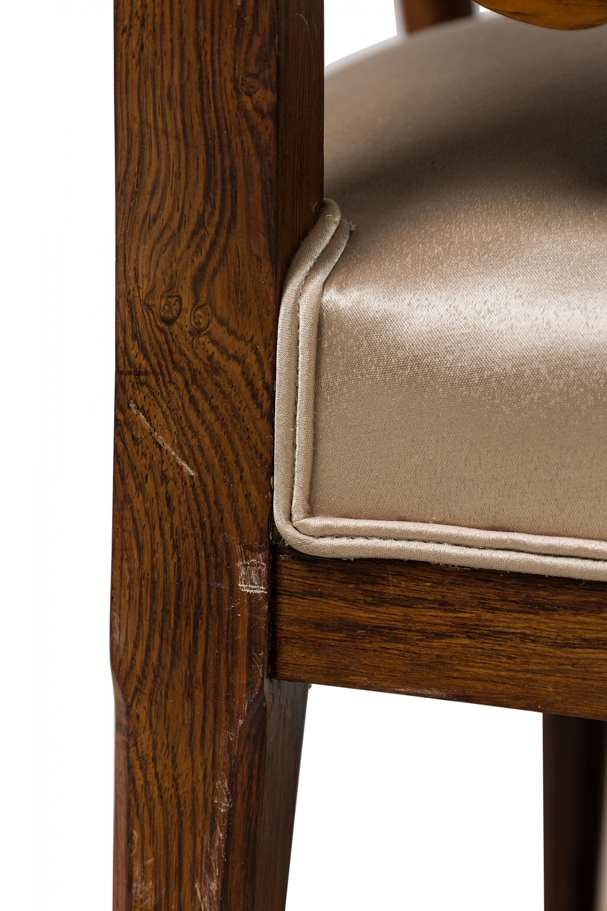 Paire de chaises à accoudoirs en acajou beige tapissées de satin de la fin de l'Art déco français en vente 2