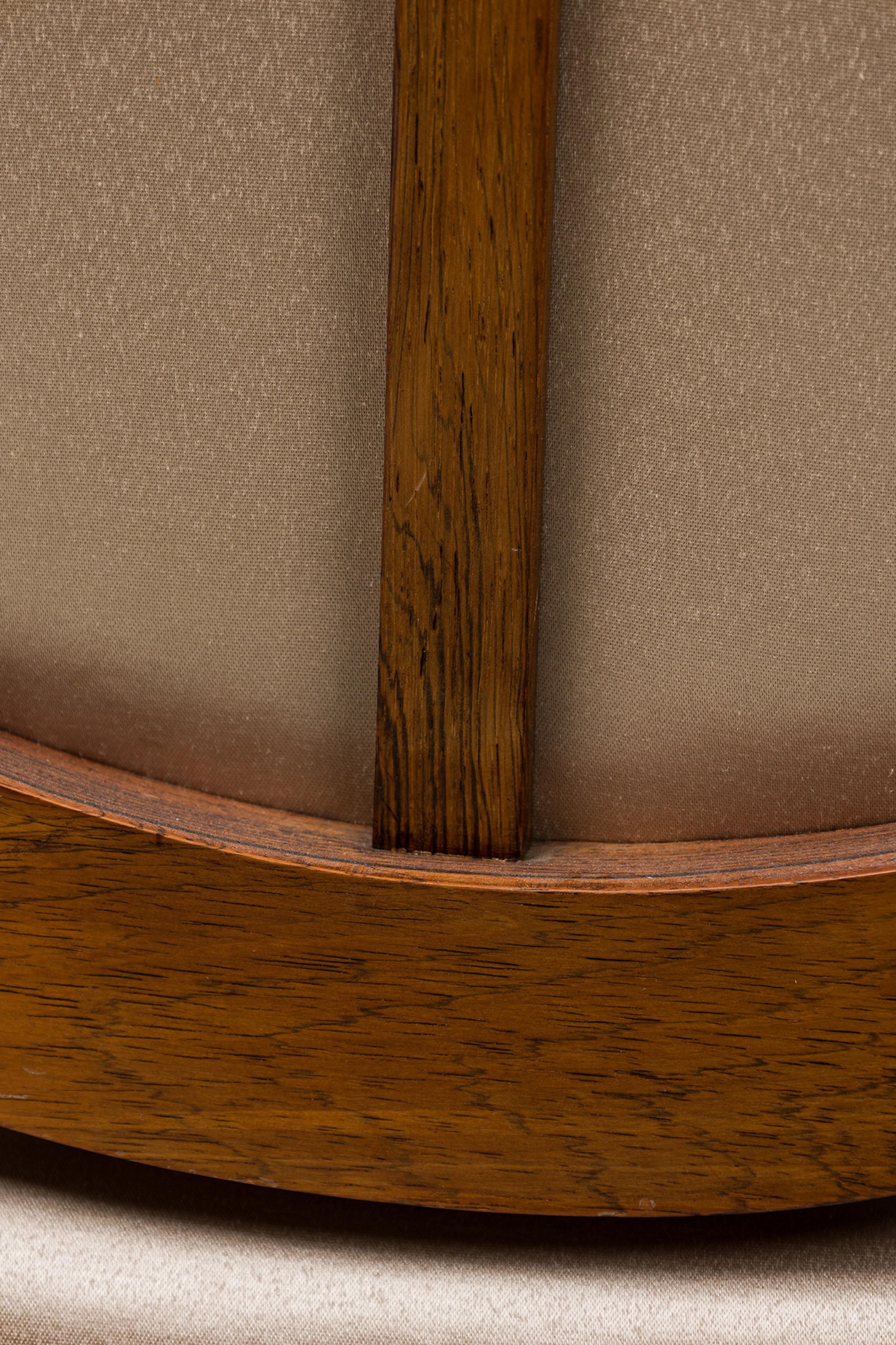 Paire de chaises à accoudoirs en acajou beige tapissées de satin de la fin de l'Art déco français en vente 3