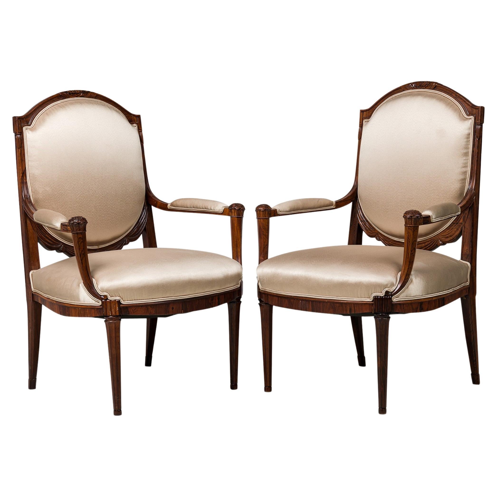 Paire de chaises à accoudoirs en acajou beige tapissées de satin de la fin de l'Art déco français en vente