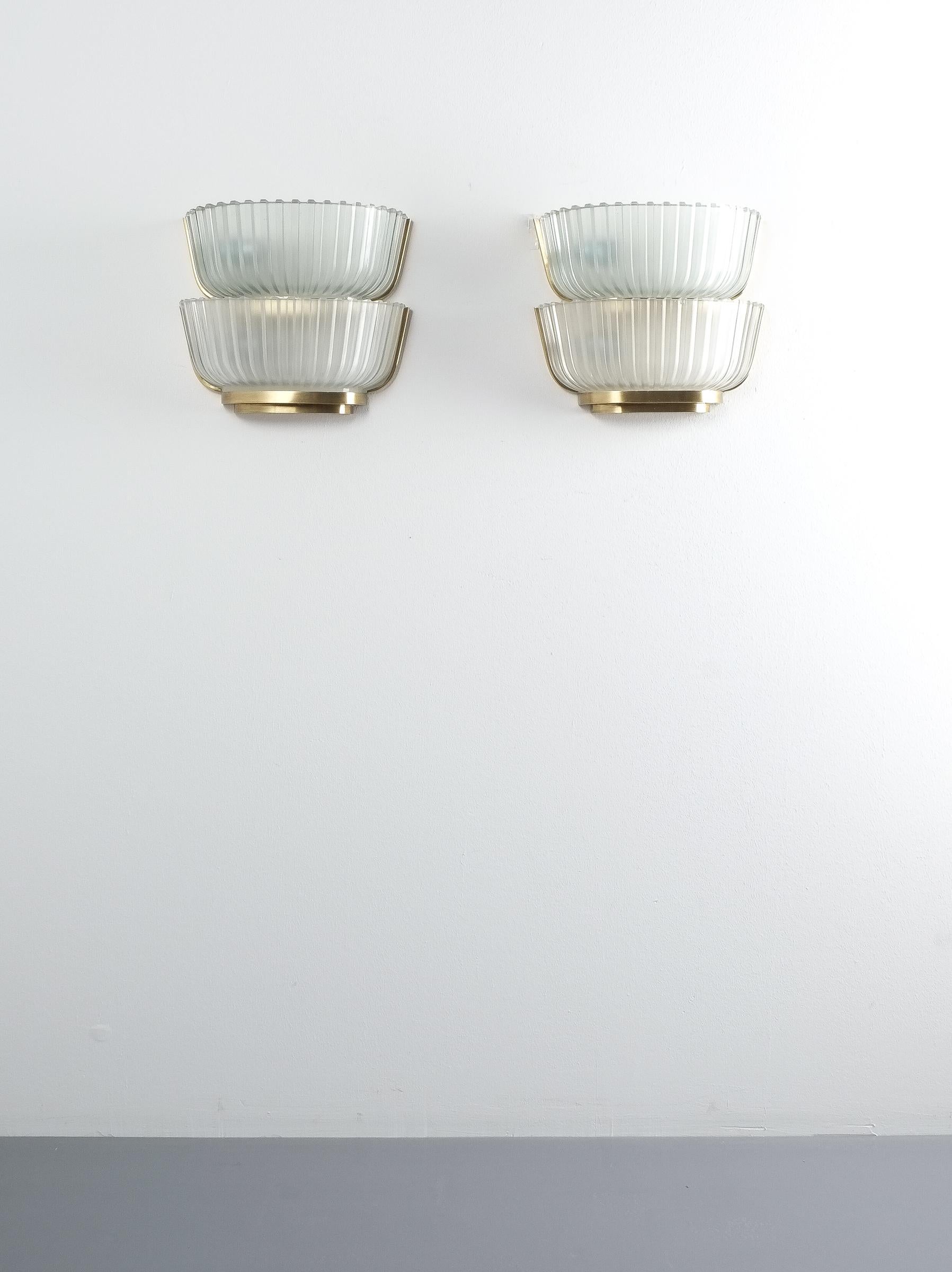 Pair of Late Art Deco Glass and Brass Sconces Refurbished, Italy, circa 1940 4