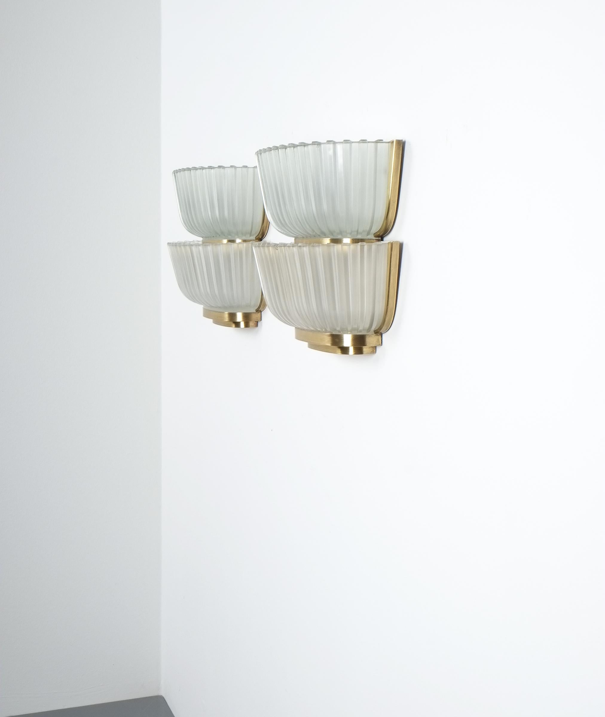 Mid-20th Century Pair of Late Art Deco Glass and Brass Sconces Refurbished, Italy, circa 1940 For Sale