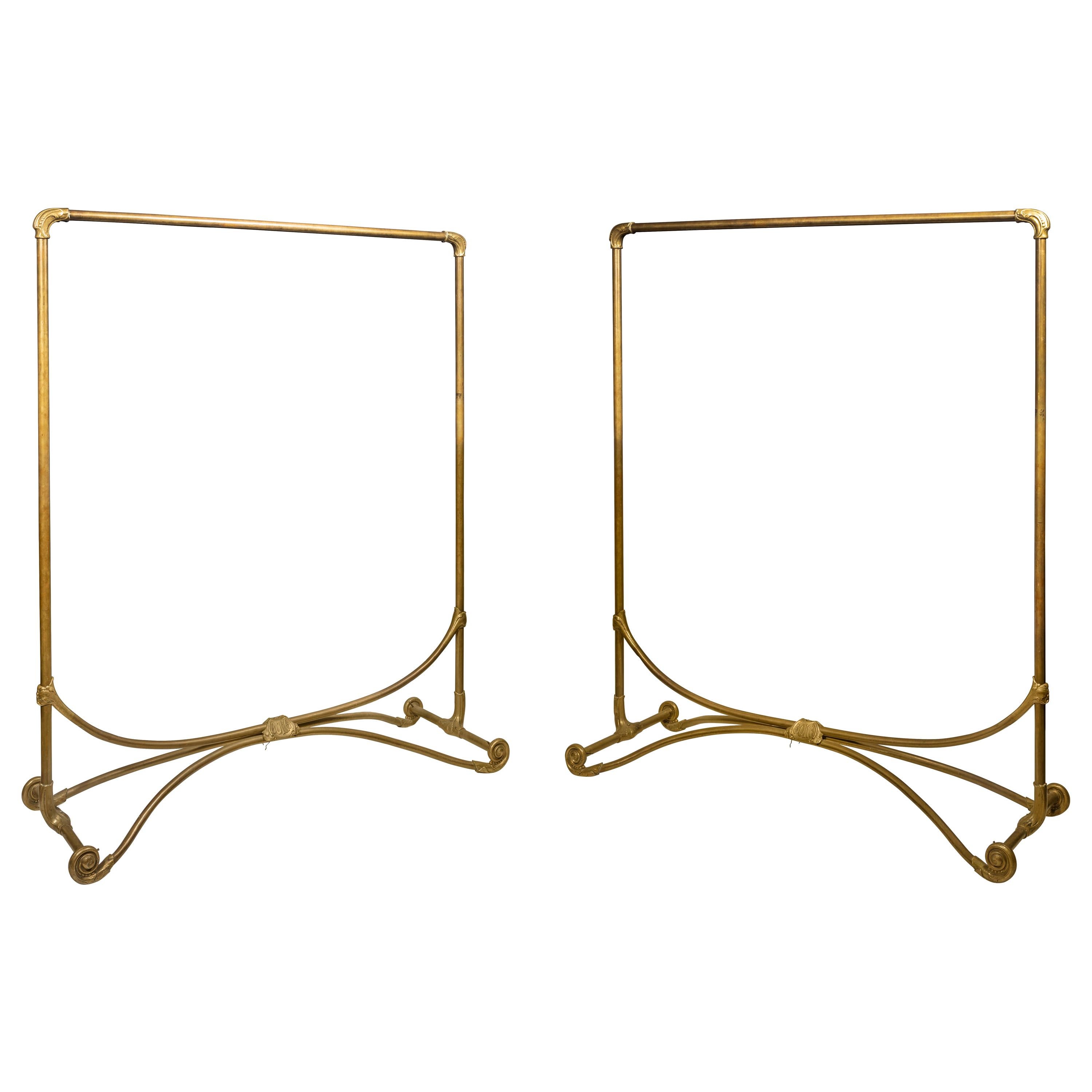 Paire de porte-manteaux en laiton de la fin de l'Art nouveau, vers 1920
