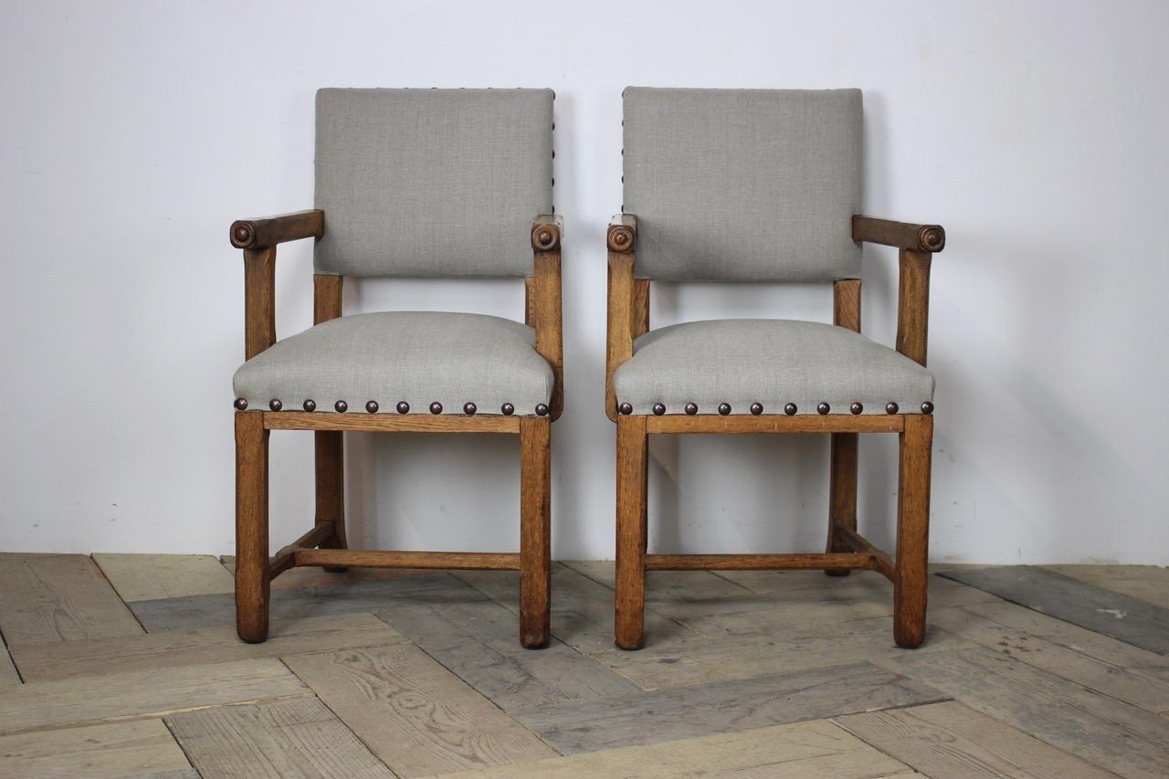 A good pair of late 19th century English Arts and Crafts occasional chairs in Oak with lovely color, reupholstered in neutral linen with studs.

This elegant pair of chairs will work very well as desk chairs.

Measurements: 47cm high