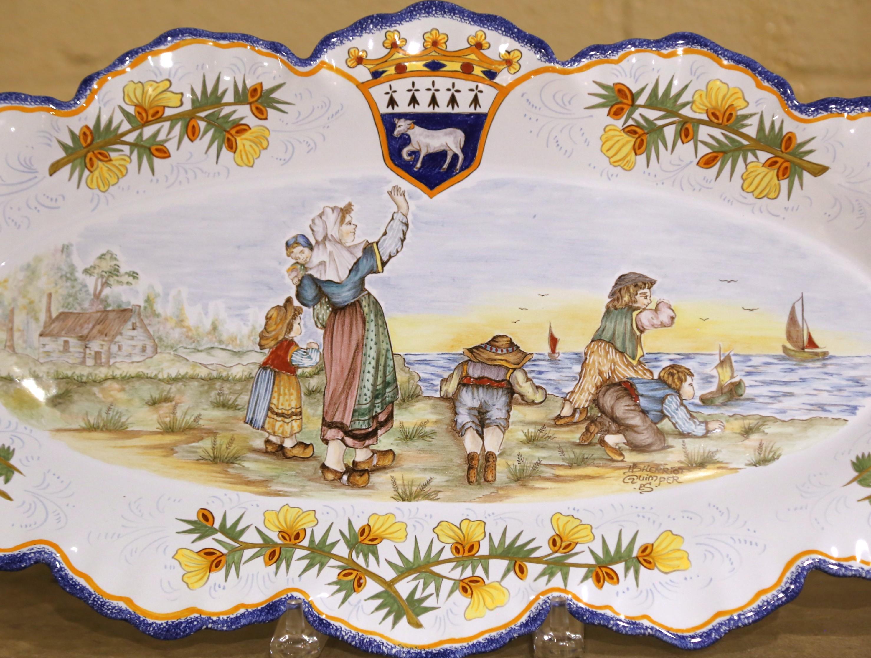 Pareja de platos de pared de loza Henriot Quimper de finales de siglo con figuras bretonas en venta 3