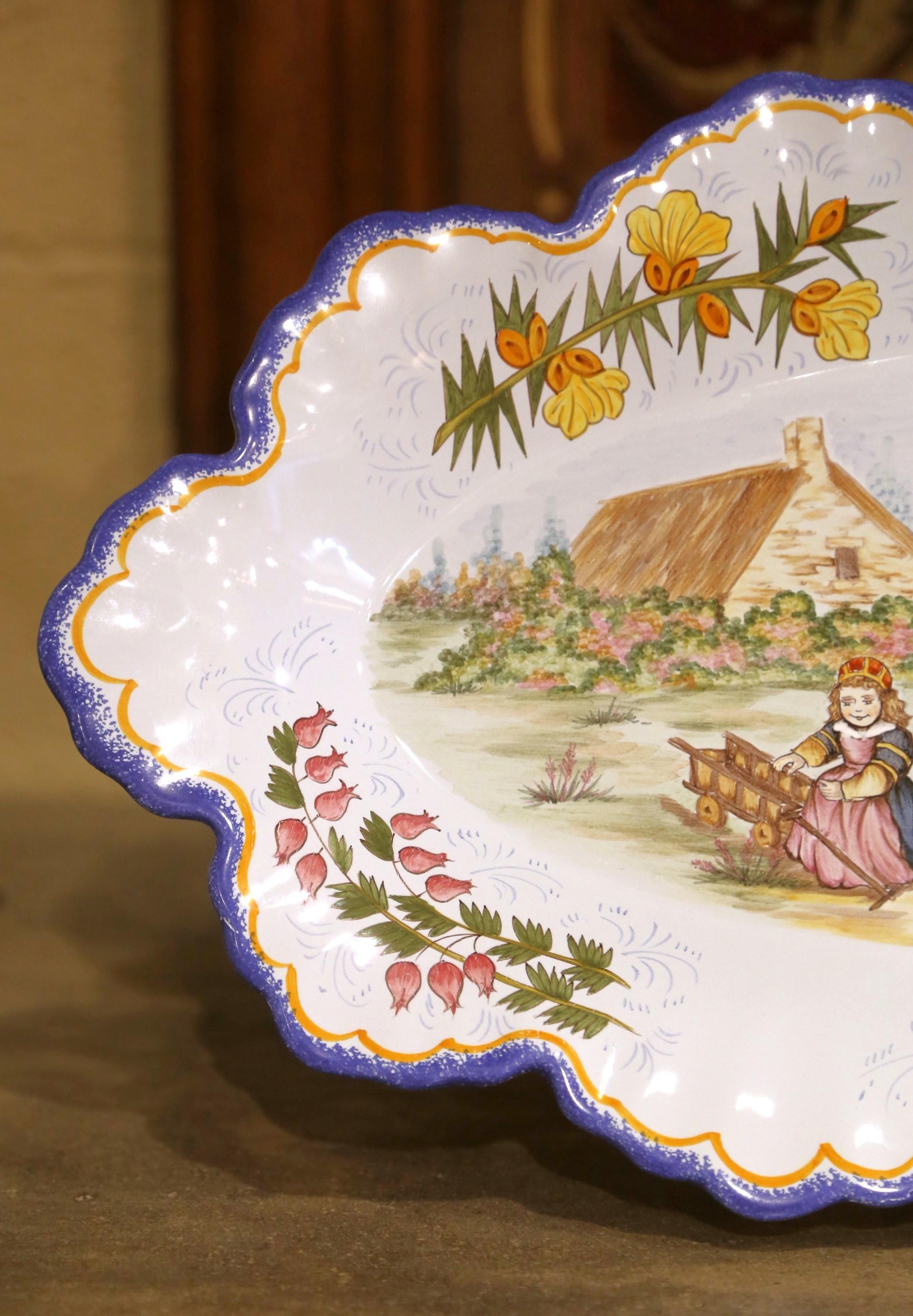 Pareja de platos de pared de loza Henriot Quimper de finales de siglo con figuras bretonas en venta 4