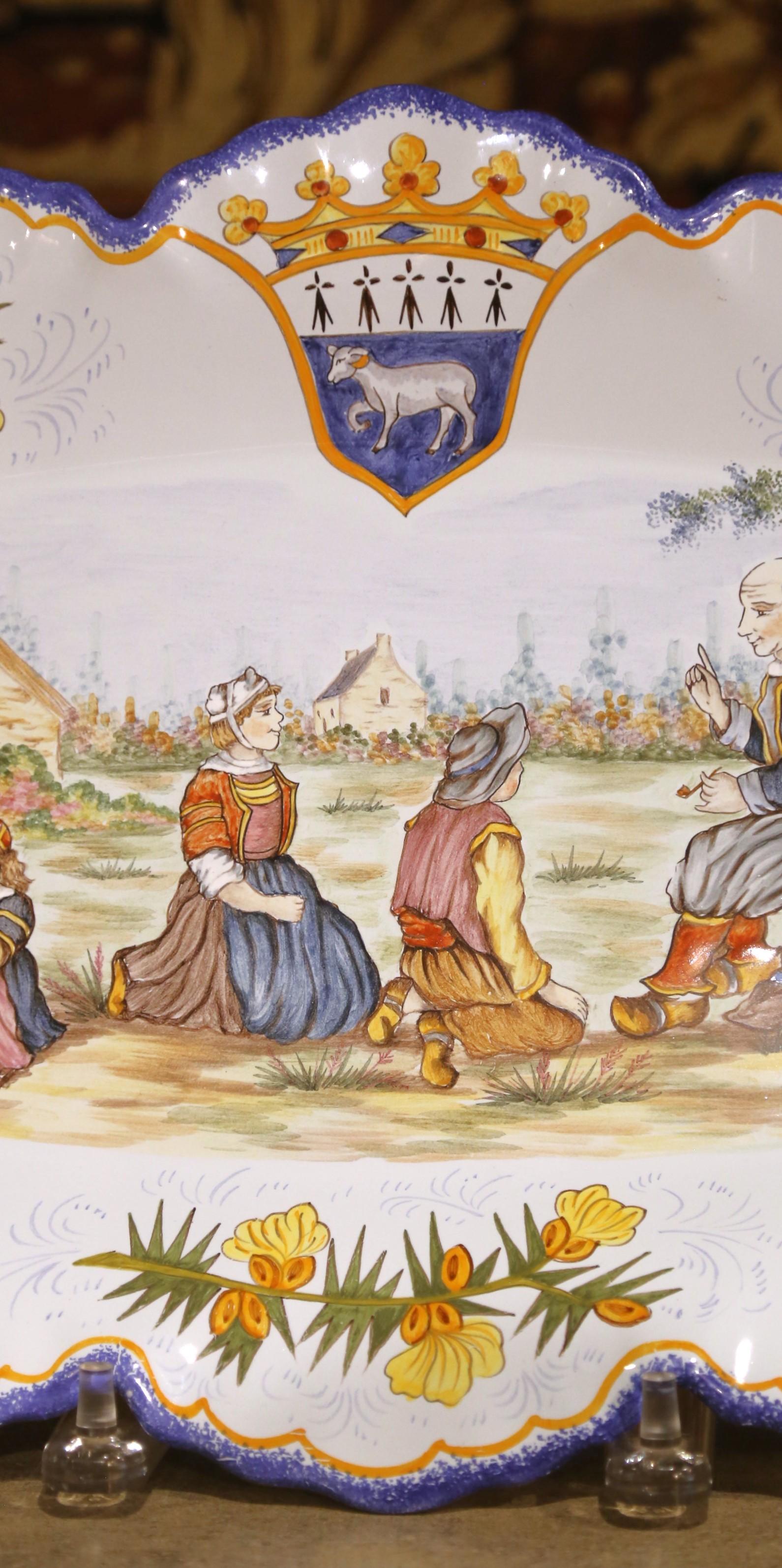Pareja de platos de pared de loza Henriot Quimper de finales de siglo con figuras bretonas en venta 5