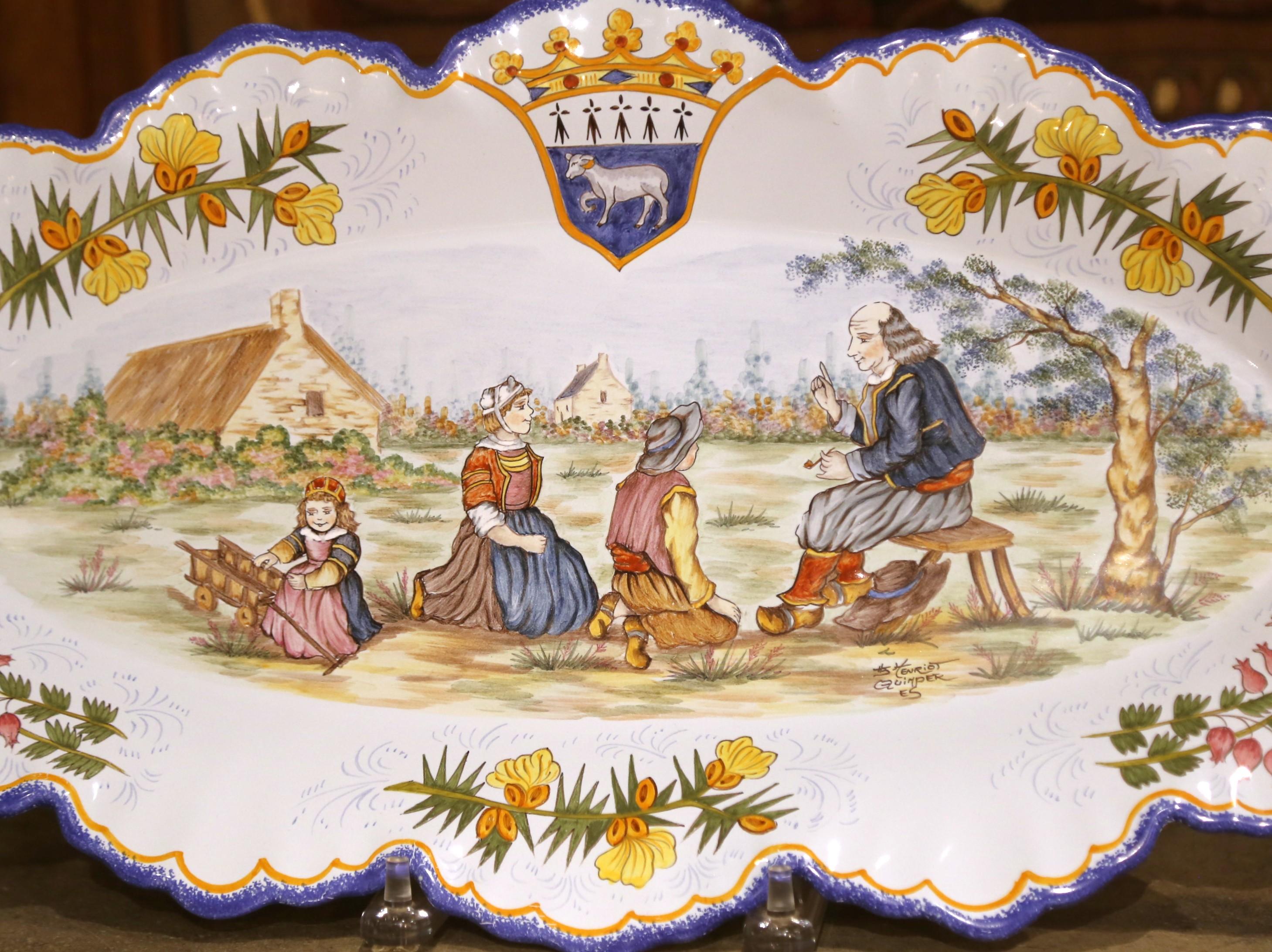 Pareja de platos de pared de loza Henriot Quimper de finales de siglo con figuras bretonas en venta 6