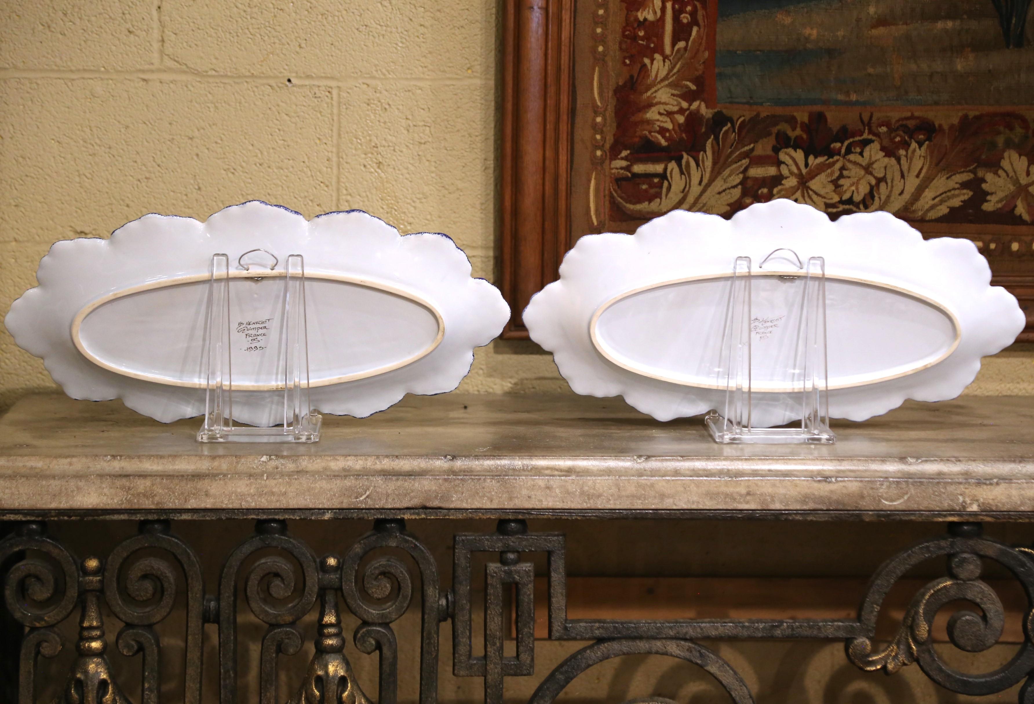 Pareja de platos de pared de loza Henriot Quimper de finales de siglo con figuras bretonas en venta 7