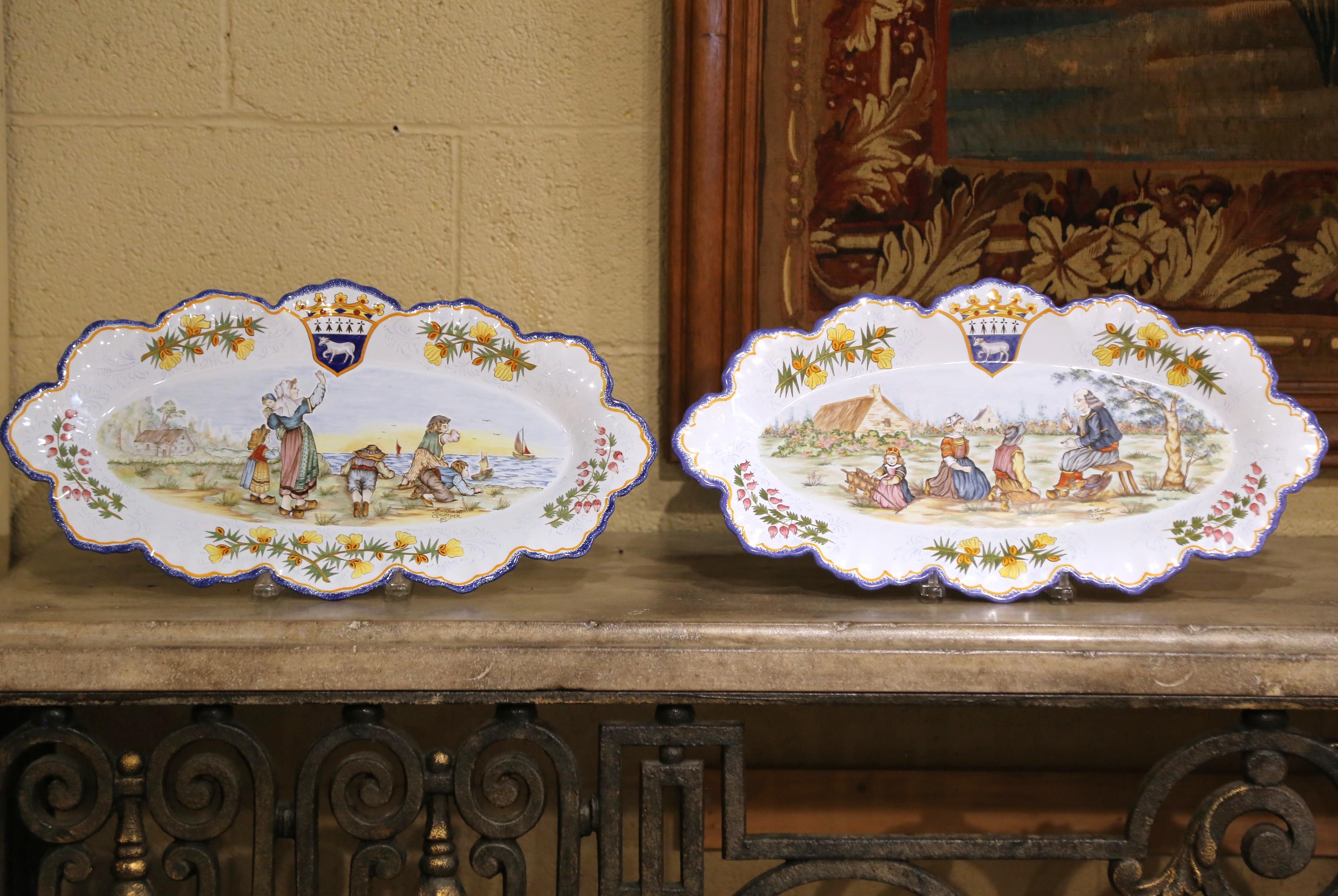 Pareja de platos de pared de loza Henriot Quimper de finales de siglo con figuras bretonas Francés en venta