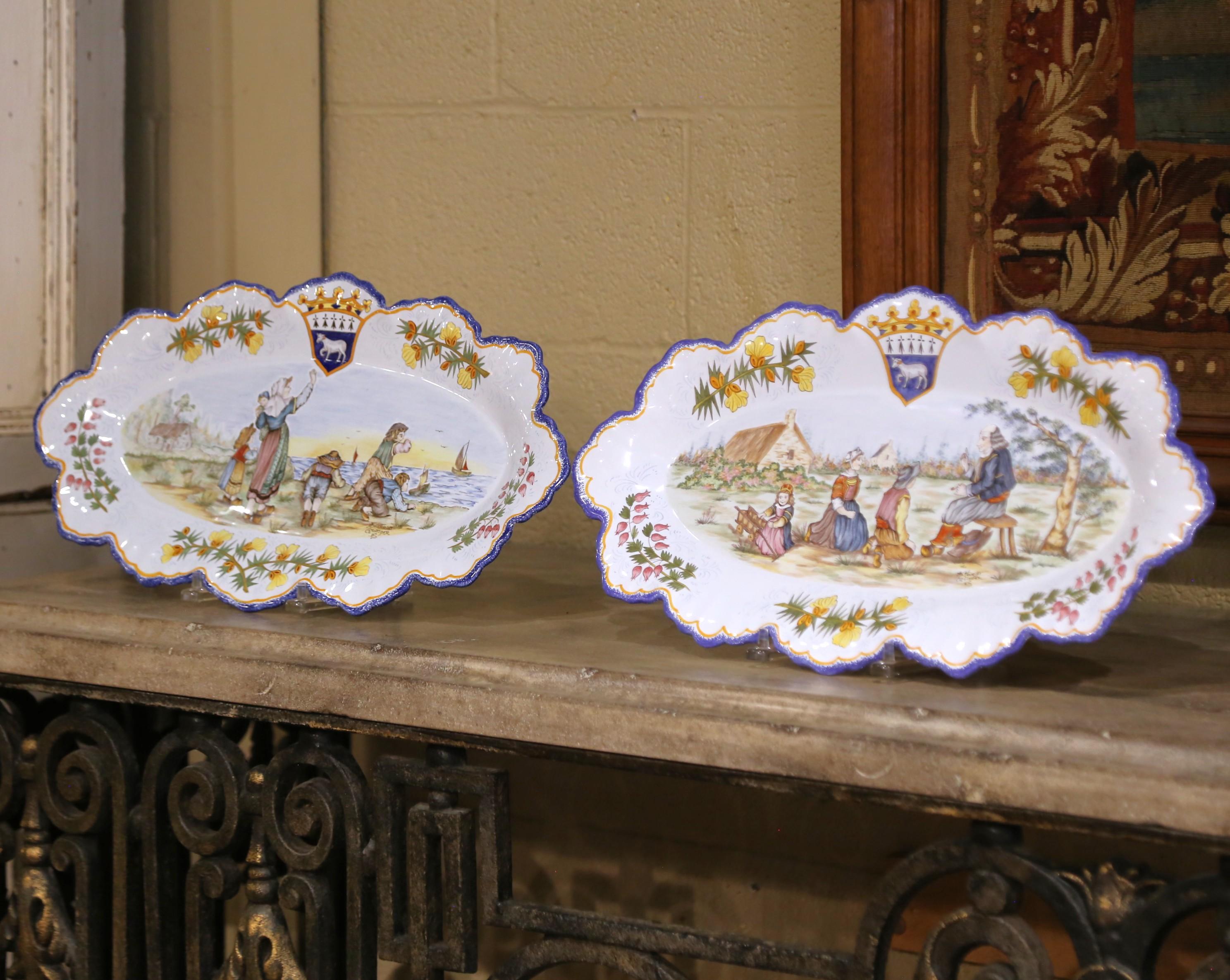 Pareja de platos de pared de loza Henriot Quimper de finales de siglo con figuras bretonas Pintado a mano en venta