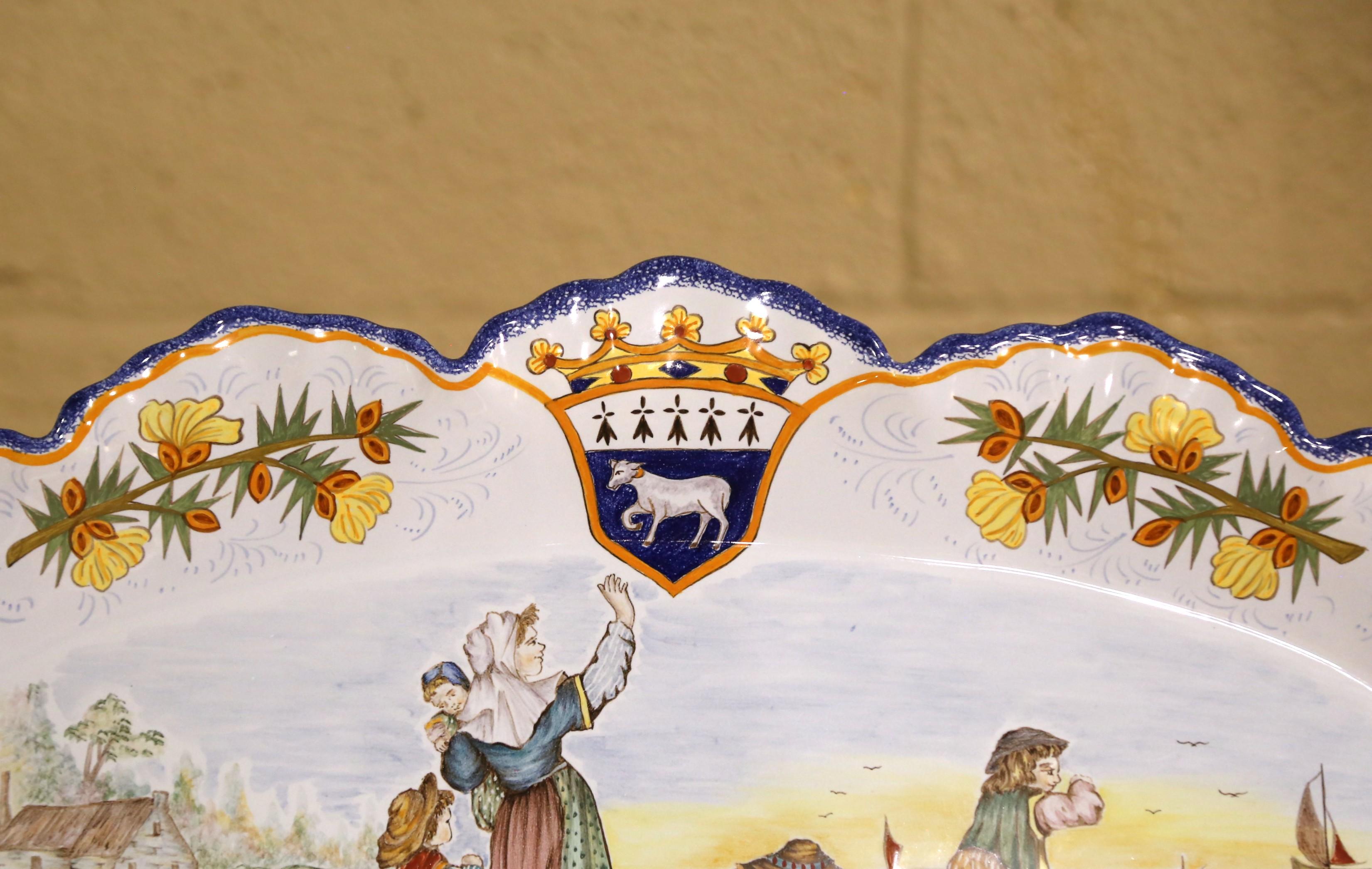 Pareja de platos de pared de loza Henriot Quimper de finales de siglo con figuras bretonas en Excelente estado para la venta en Dallas, TX